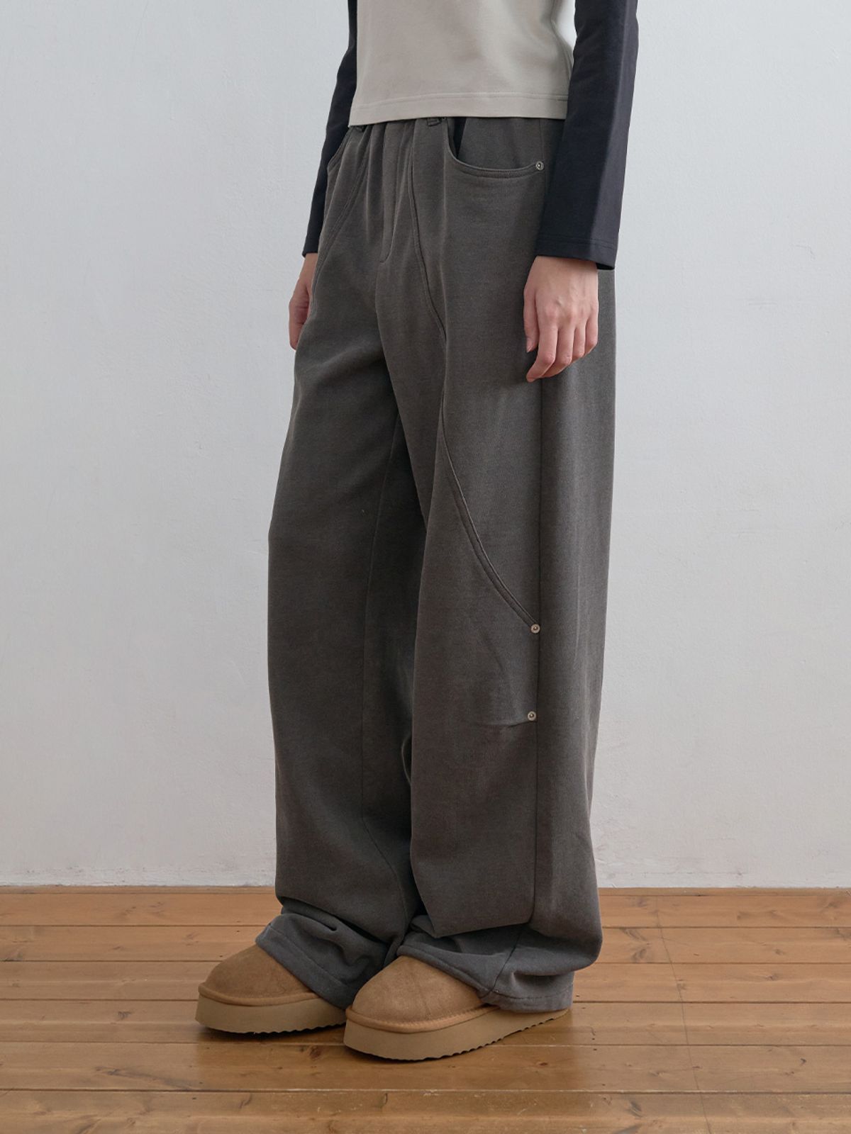 기준(KIJUN) Panel Line Sweat Pants Charcoal Brown
