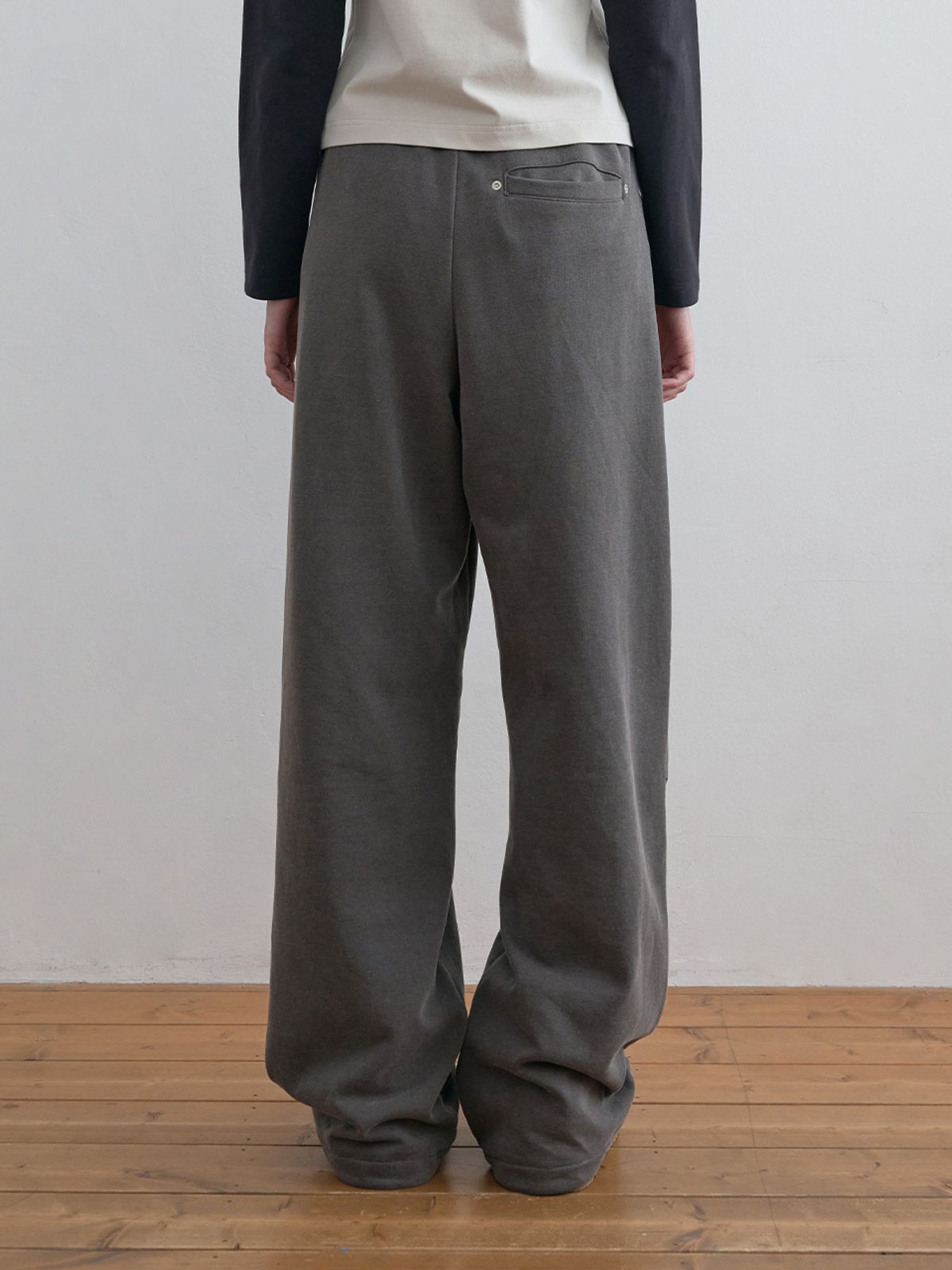 기준(KIJUN) Panel Line Sweat Pants Charcoal Brown
