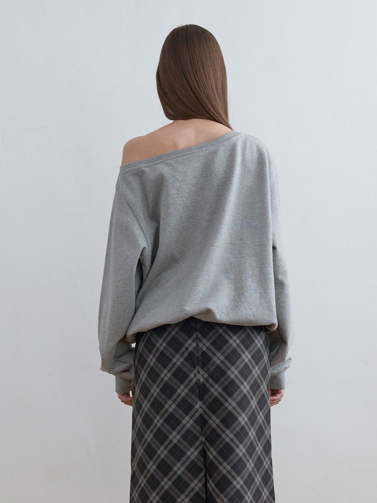 기준(KIJUN) Off-Shoulder Logo Sweatshirt Melange Grey