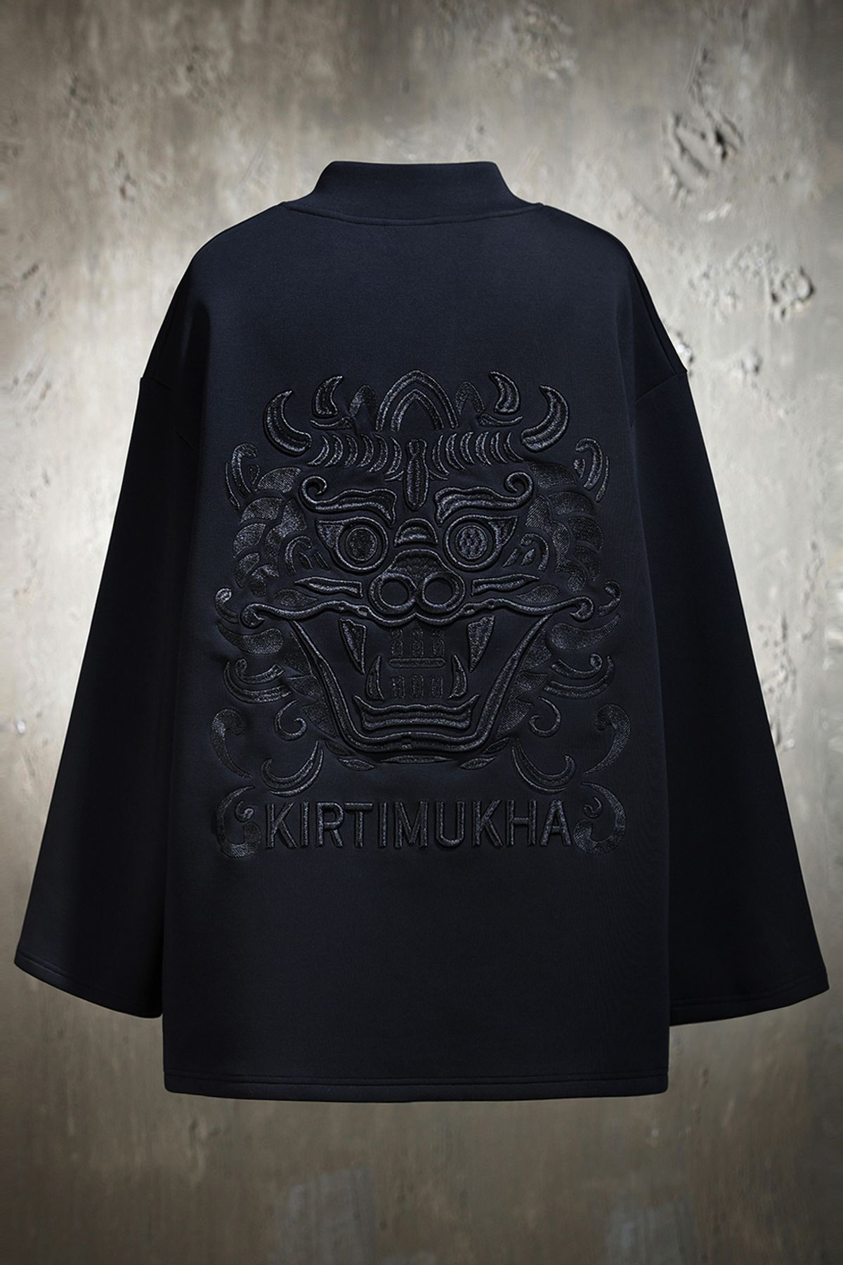 키르티무카(KIRTIMUKHA) 빅 로고 자수 브이넥 티셔츠