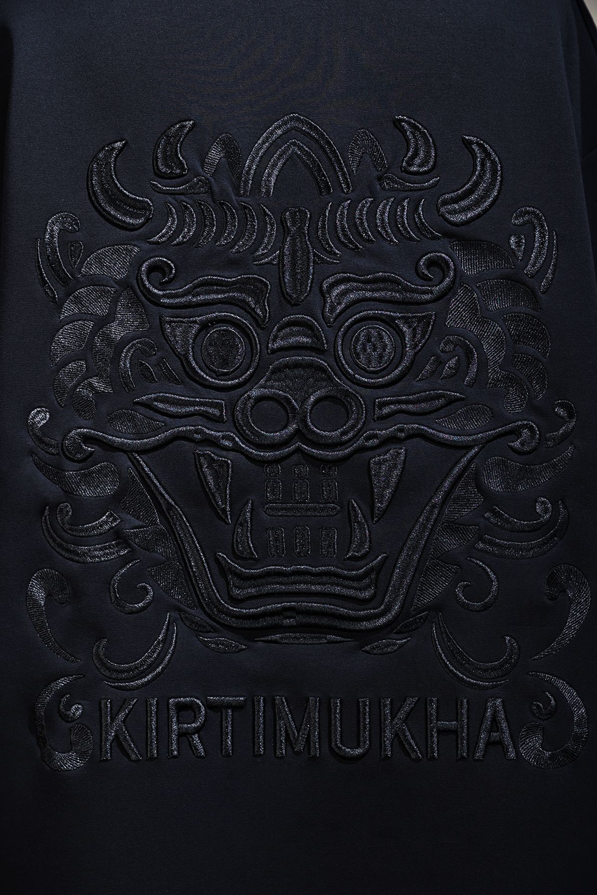 키르티무카(KIRTIMUKHA) 빅 로고 자수 브이넥 티셔츠