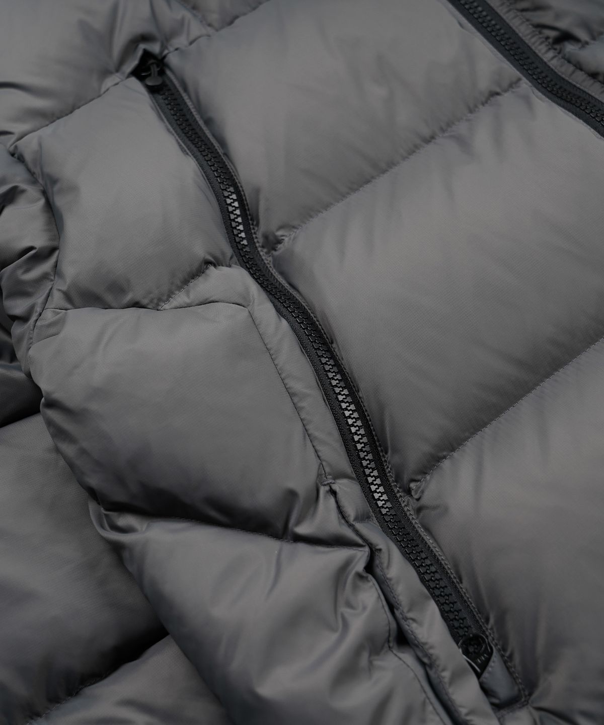 프리즘웍스(FRIZMWORKS) ALTAVIA DOWN PARKA _ GUN METAL