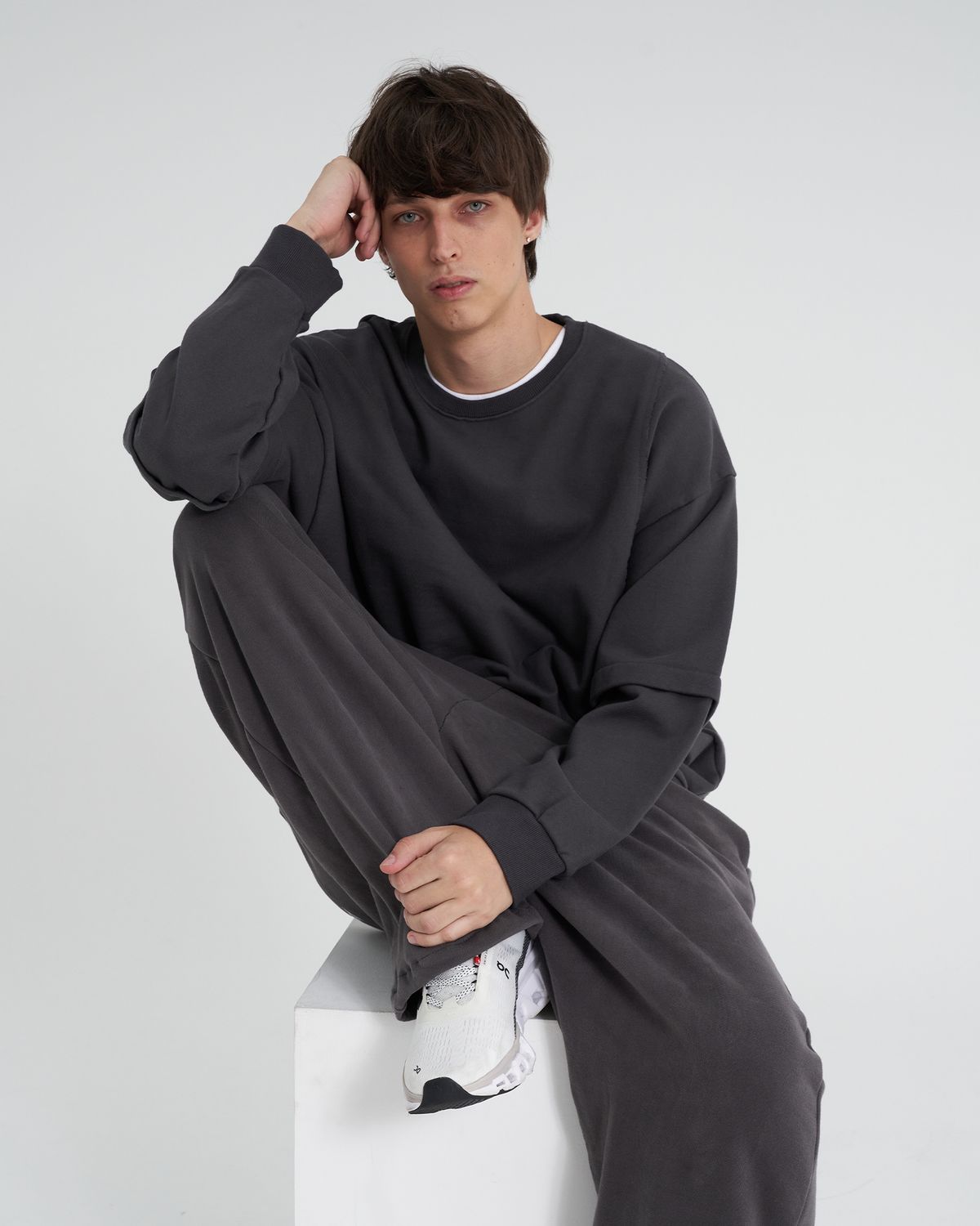 테네르(TENER) 컷팅 절개 오버핏 맨투맨 차콜