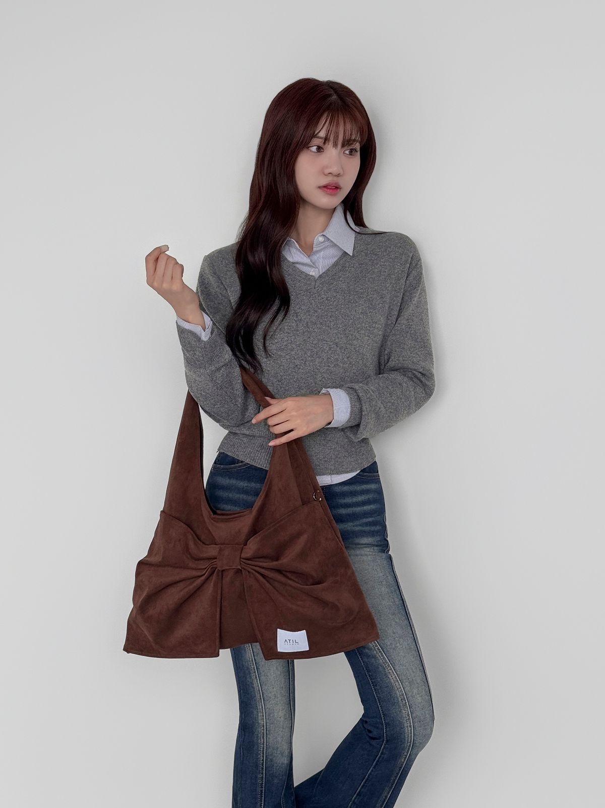 어틸스튜디오(ATIL STUDIO) 벨루어 스웨이드 듀이 리본 숄더백_모카