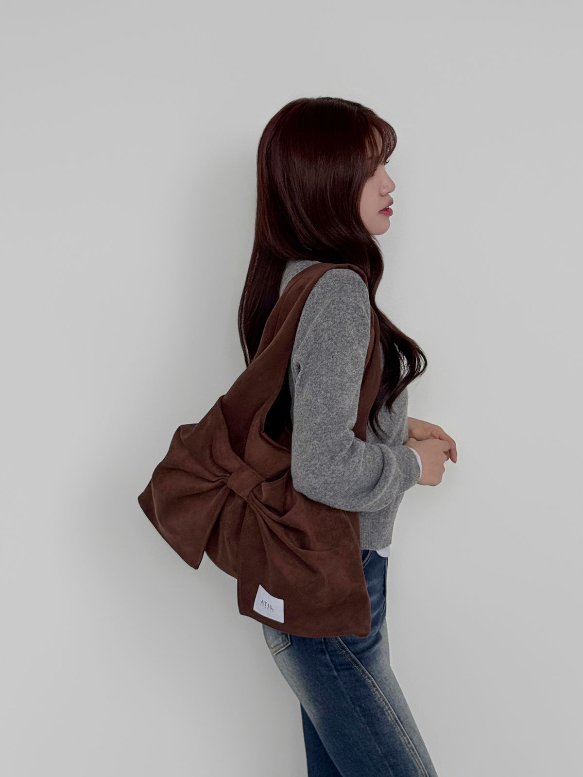 어틸스튜디오(ATIL STUDIO) 벨루어 스웨이드 듀이 리본 숄더백_모카