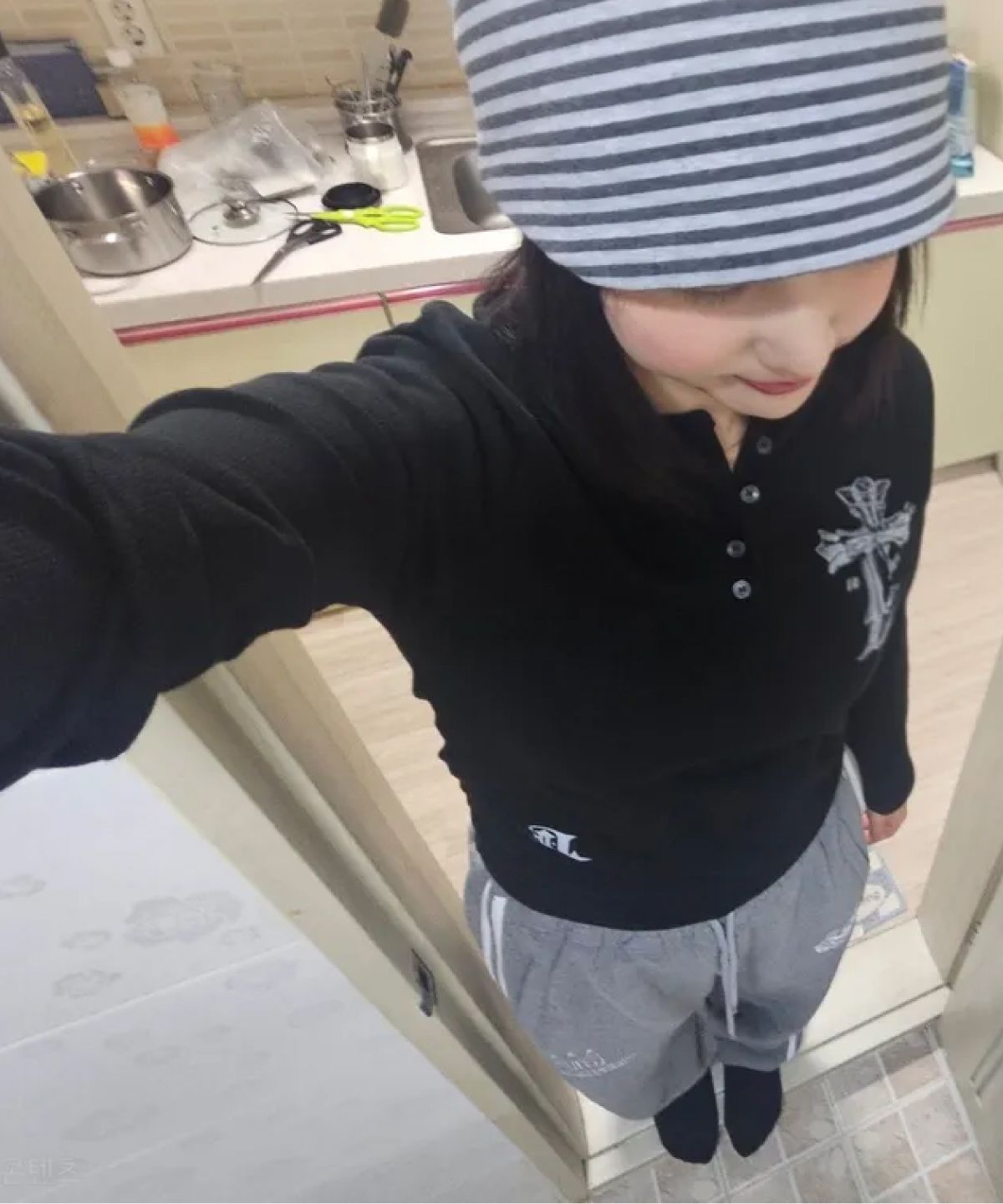 다미쉬(DAMISH) 고딕 크로스 헨리넥 롱 슬리브_블랙