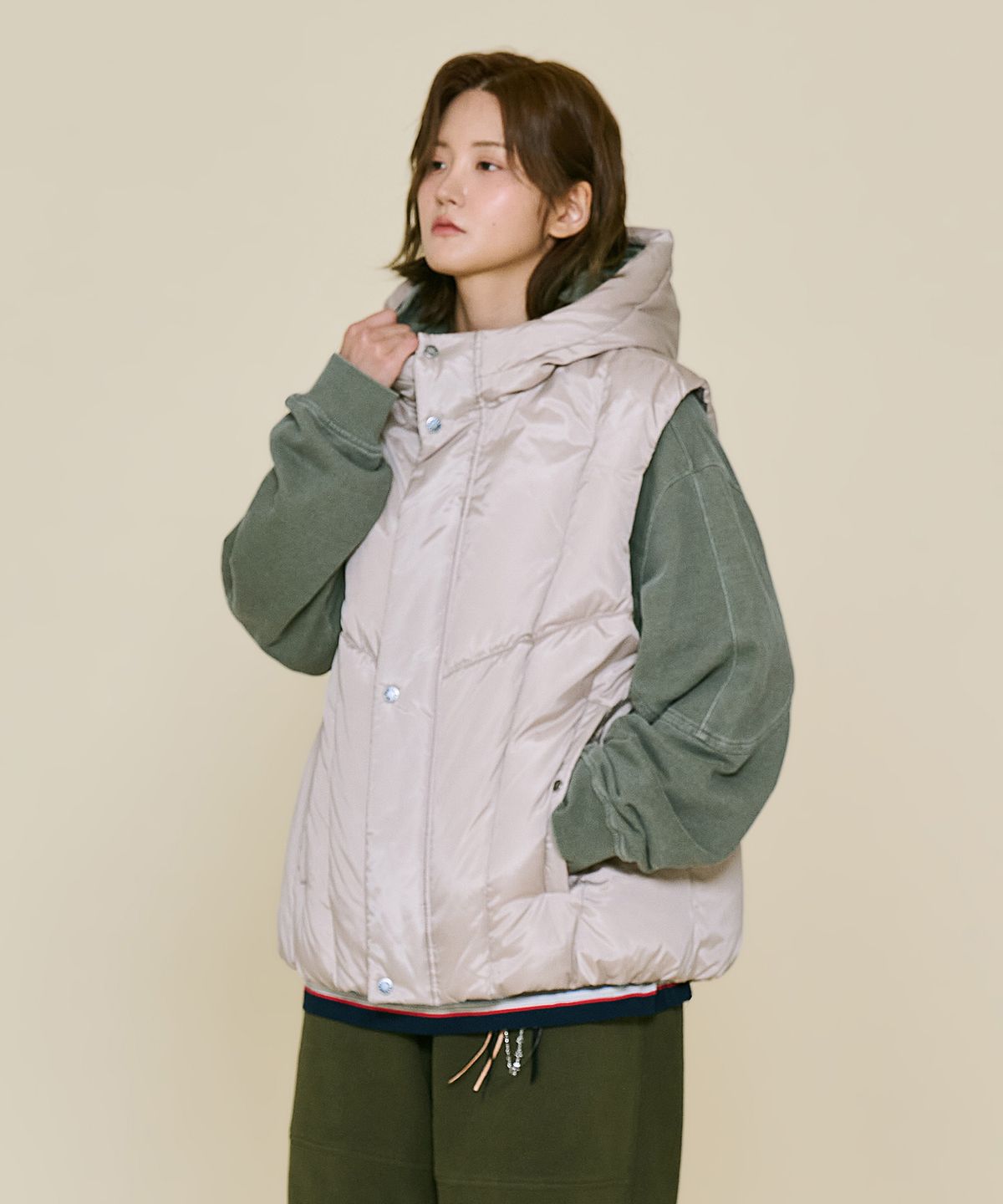 논타입(NONTYPE) NARROW SHELL DOWN VEST (BEIGE)