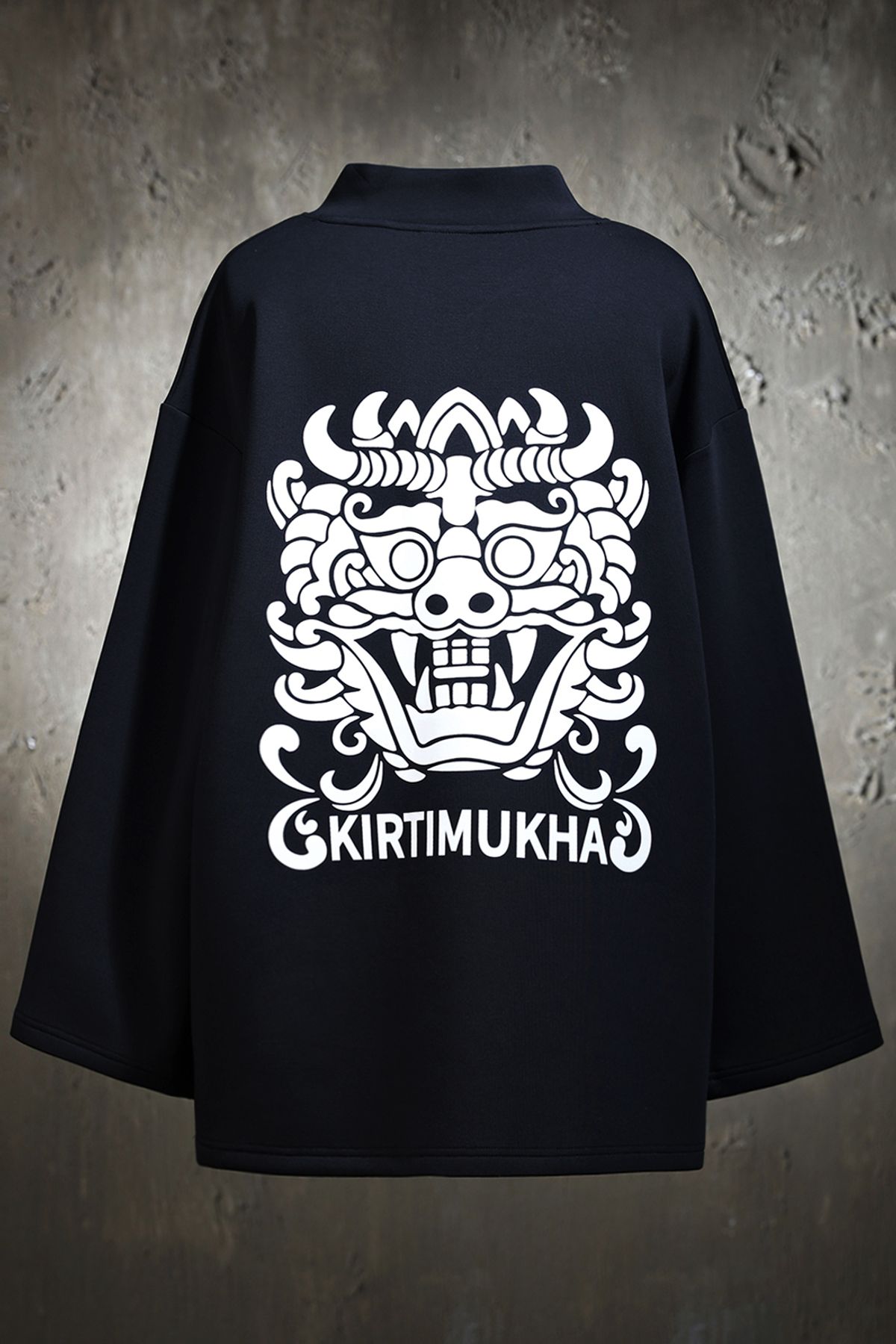 키르티무카(KIRTIMUKHA) 로고 프린팅 브이넥 티셔츠 블랙