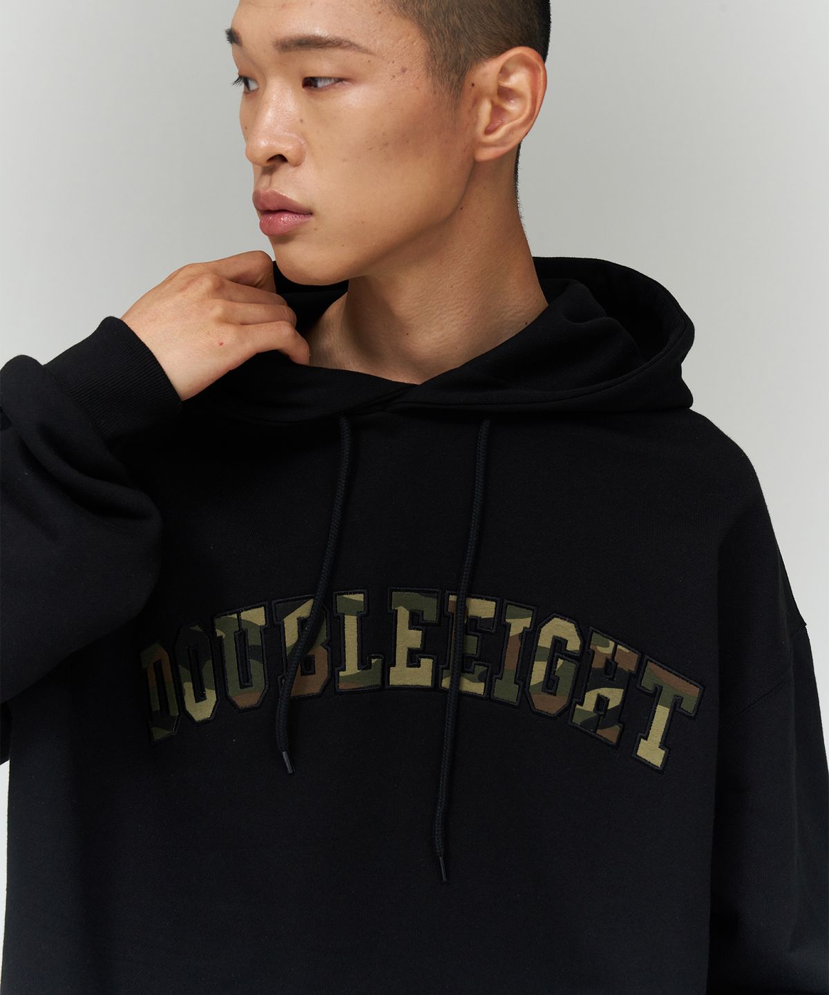 더블에잇(DOUBLE EIGHT) 카모 아플리케 후드 (블랙)