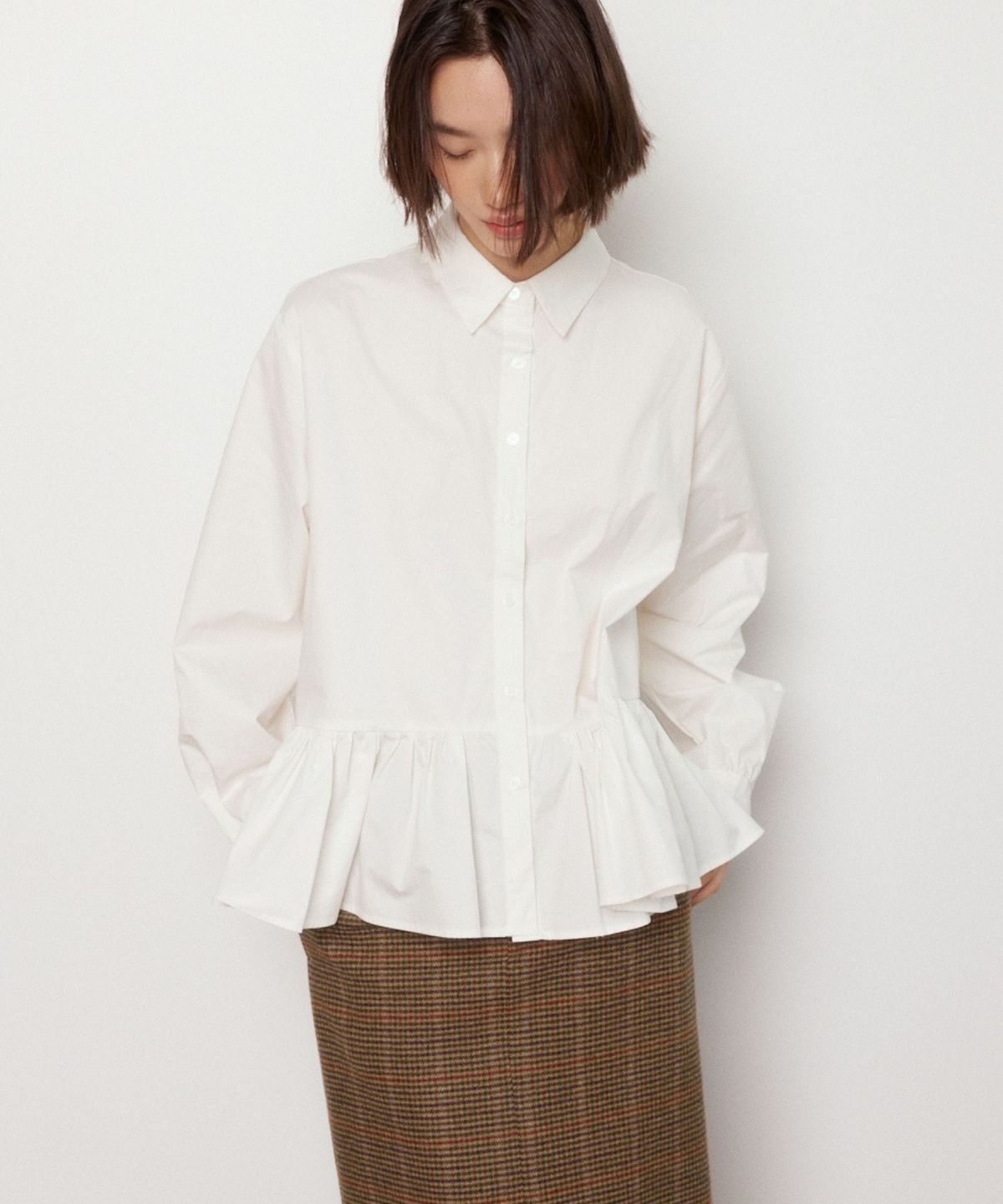 오쿠카(OHKUKKA) 에센셜 오버핏 프릴셔츠 - 화이트