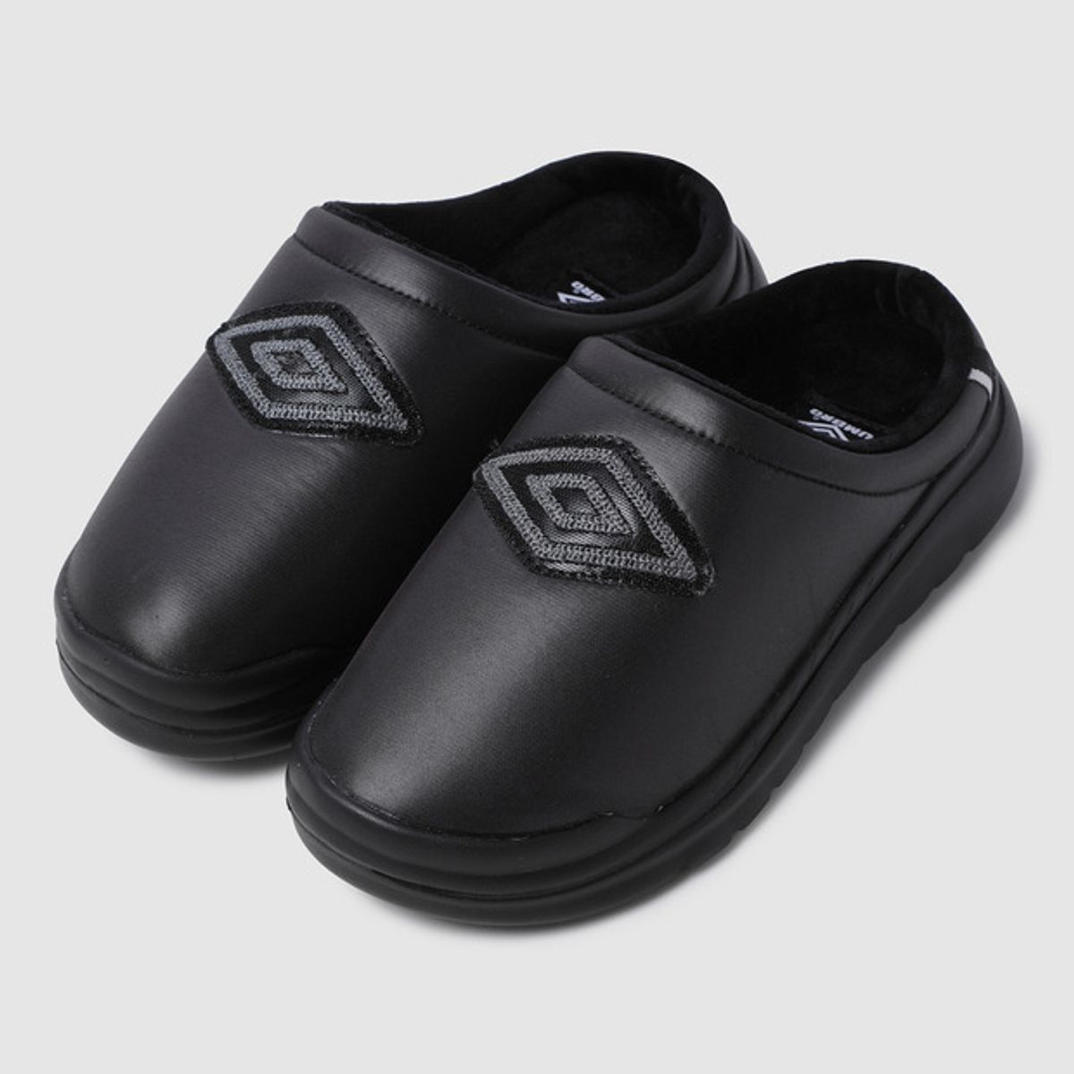 엄브로(UMBRO) HERITAGE PADDING MULE (헤리티지 패딩 뮬) 블랙 UQ423ETPO0