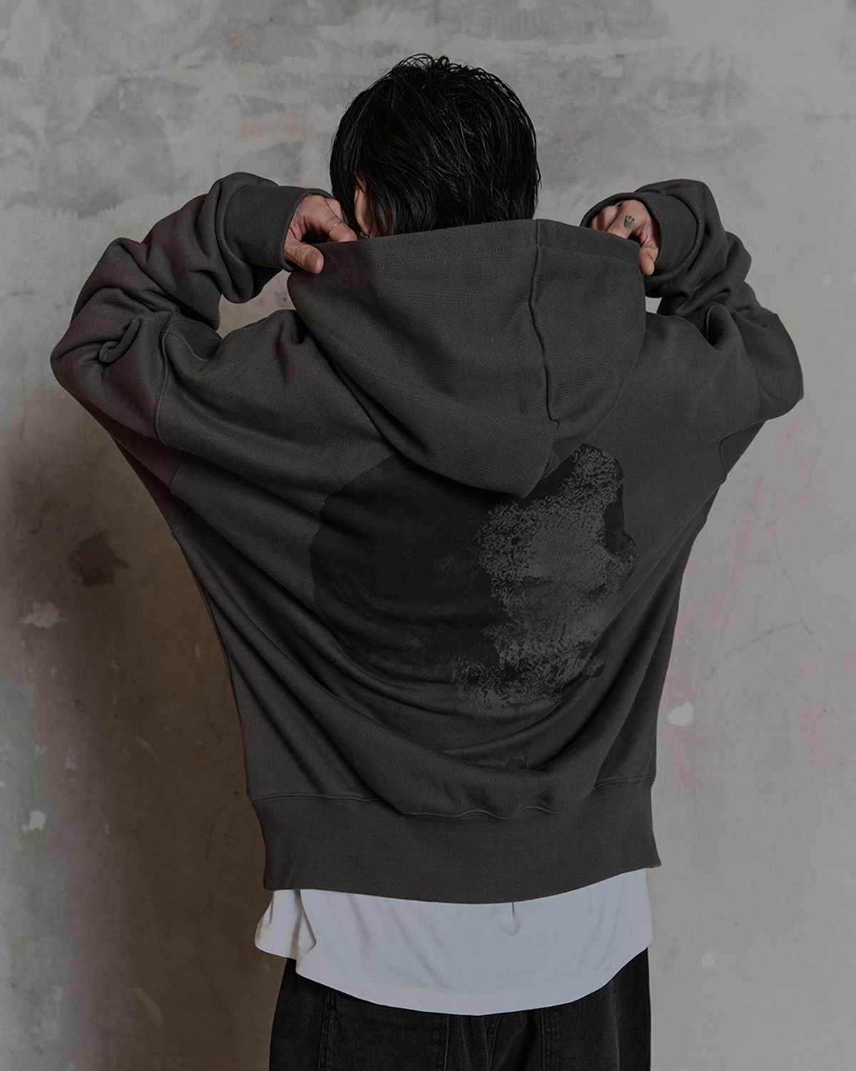 덤(THUMB) SHADOW FACED HOODIE