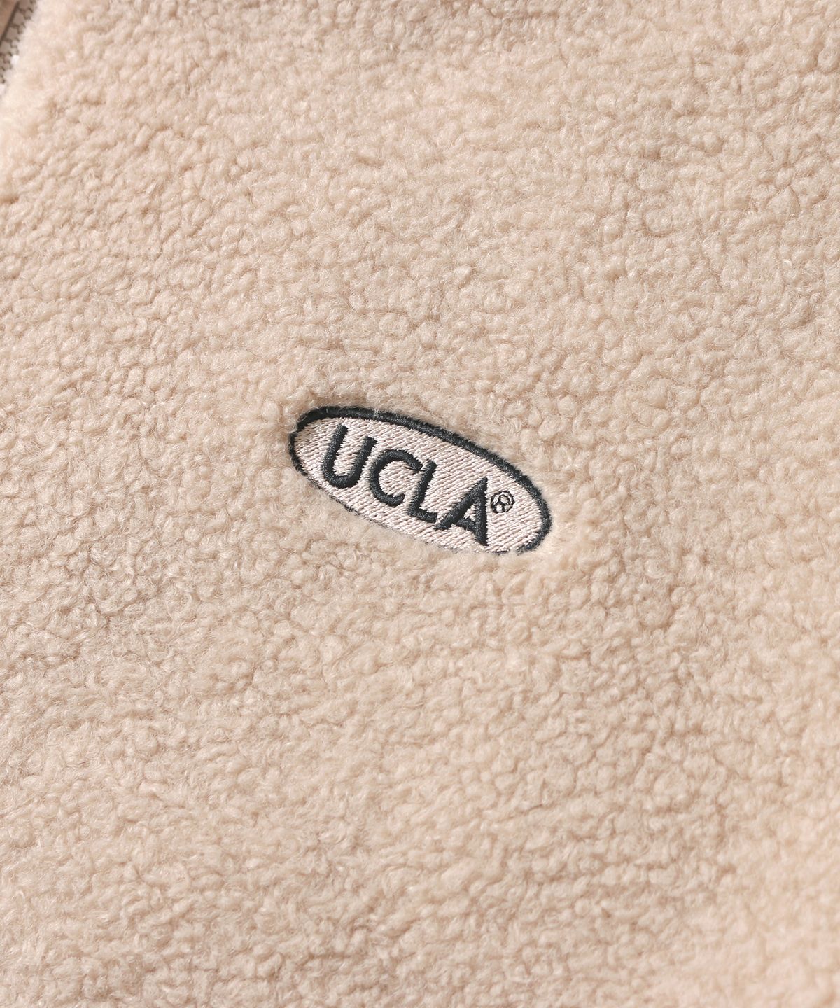 유씨엘에이(UCLA) 남녀공용 스트릿 써클로고 플리스 패딩 점퍼[BEIGE](UBAUJ27)