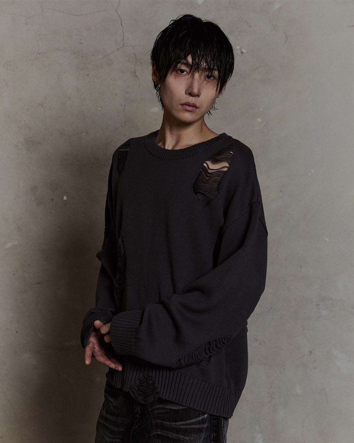덤(THUMB) DESTROYED KNIT SWEATER (CHACOAL)/(BLACK)