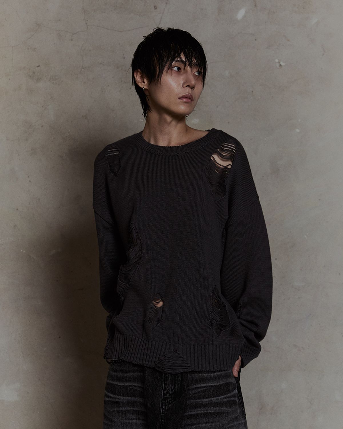 덤(THUMB) DESTROYED KNIT SWEATER (CHACOAL)/(BLACK)