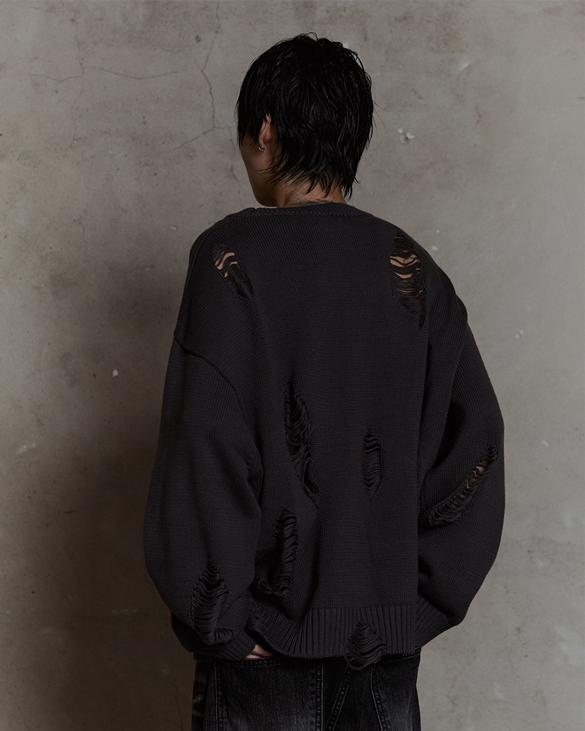 덤(THUMB) DESTROYED KNIT SWEATER (CHACOAL)/(BLACK)