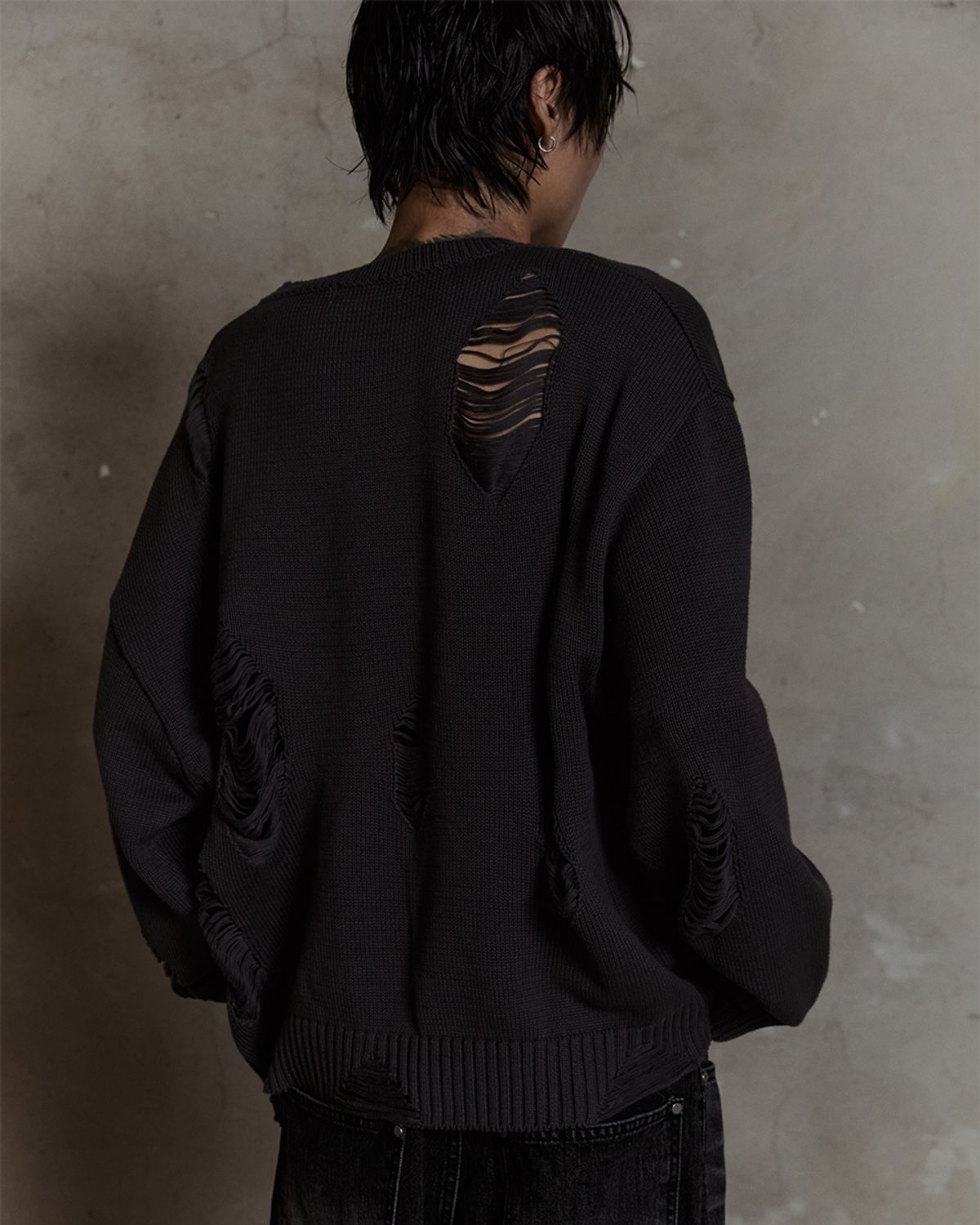 덤(THUMB) DESTROYED KNIT SWEATER (CHACOAL)/(BLACK)