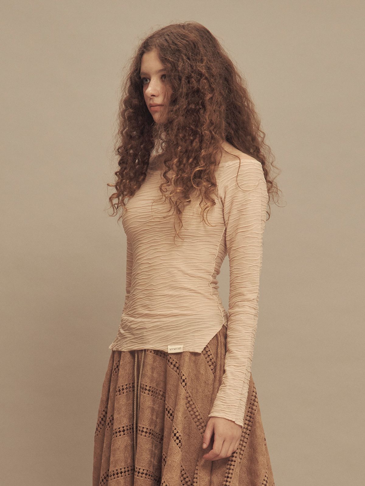 쎄쎄쎄(SETSETSET) 슬림핏 오프숄더 티셔츠 베이지