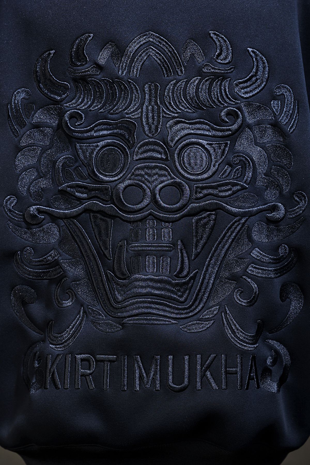 키르티무카(KIRTIMUKHA) 빅 자수 네오프렌 로프 후드 집업