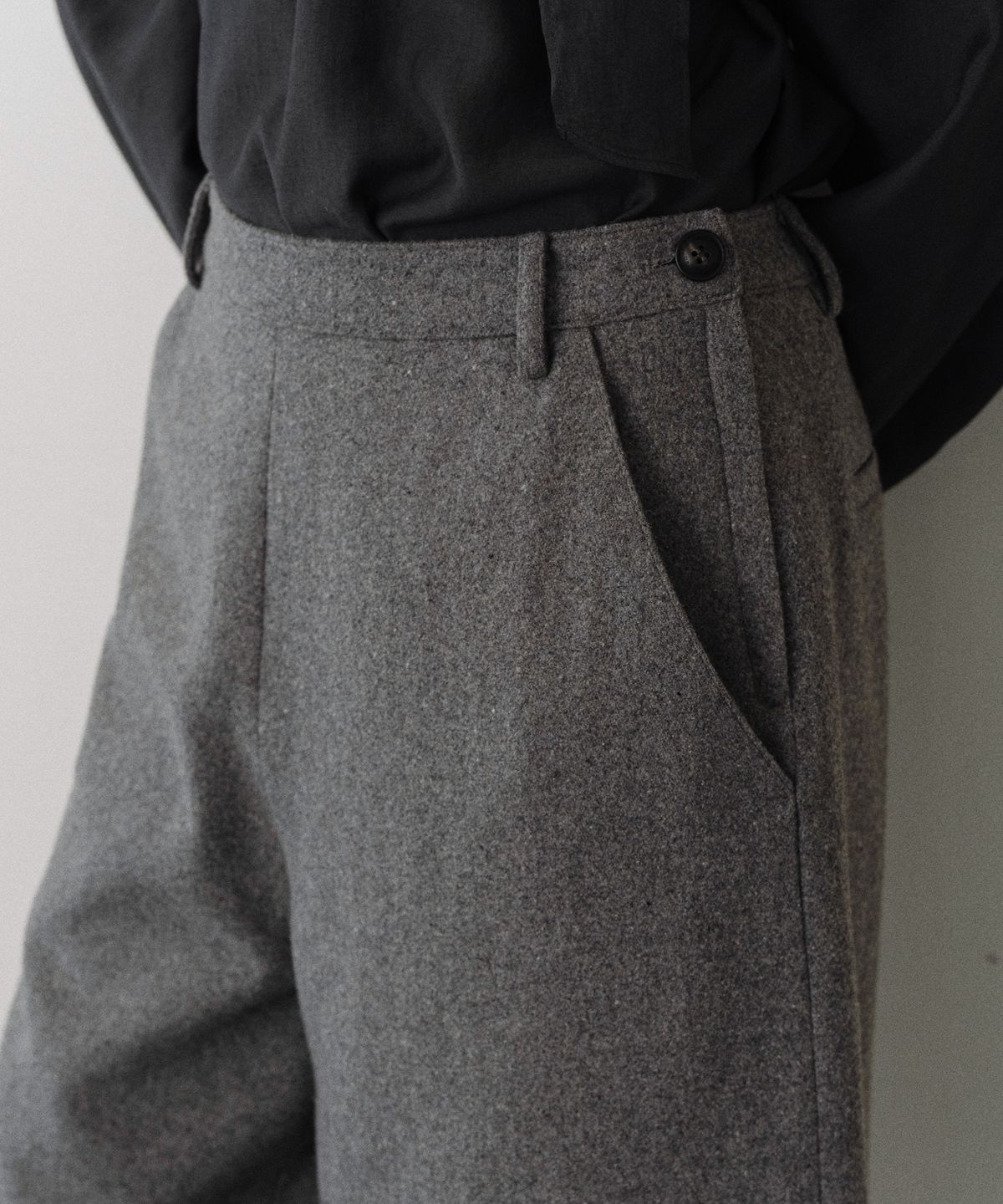 유라고(URAGO) Wool bermuda pants