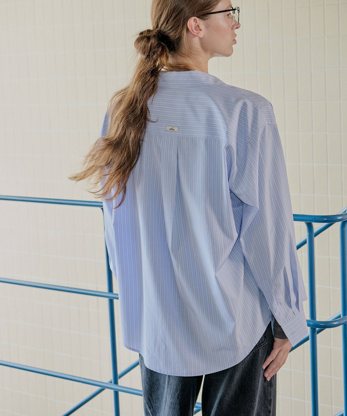 아위(AHWE) STRIPE OVERFIT SHIRT_BLUE