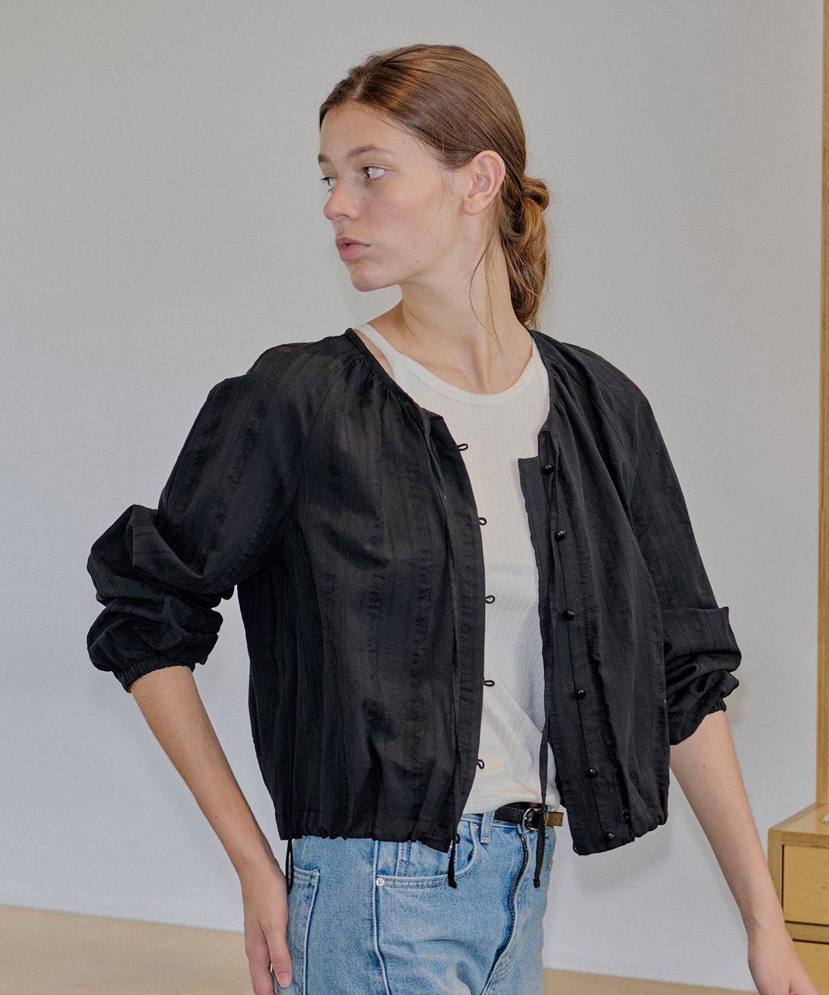 아위(AHWE) DRAWSTRING SHIRRING BLOUSE_BLACK