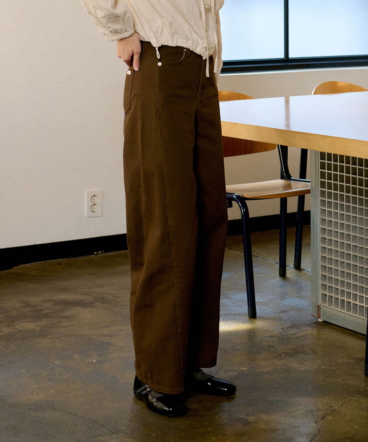 아위(AHWE) CURVED DENIM PANTS_BROWN