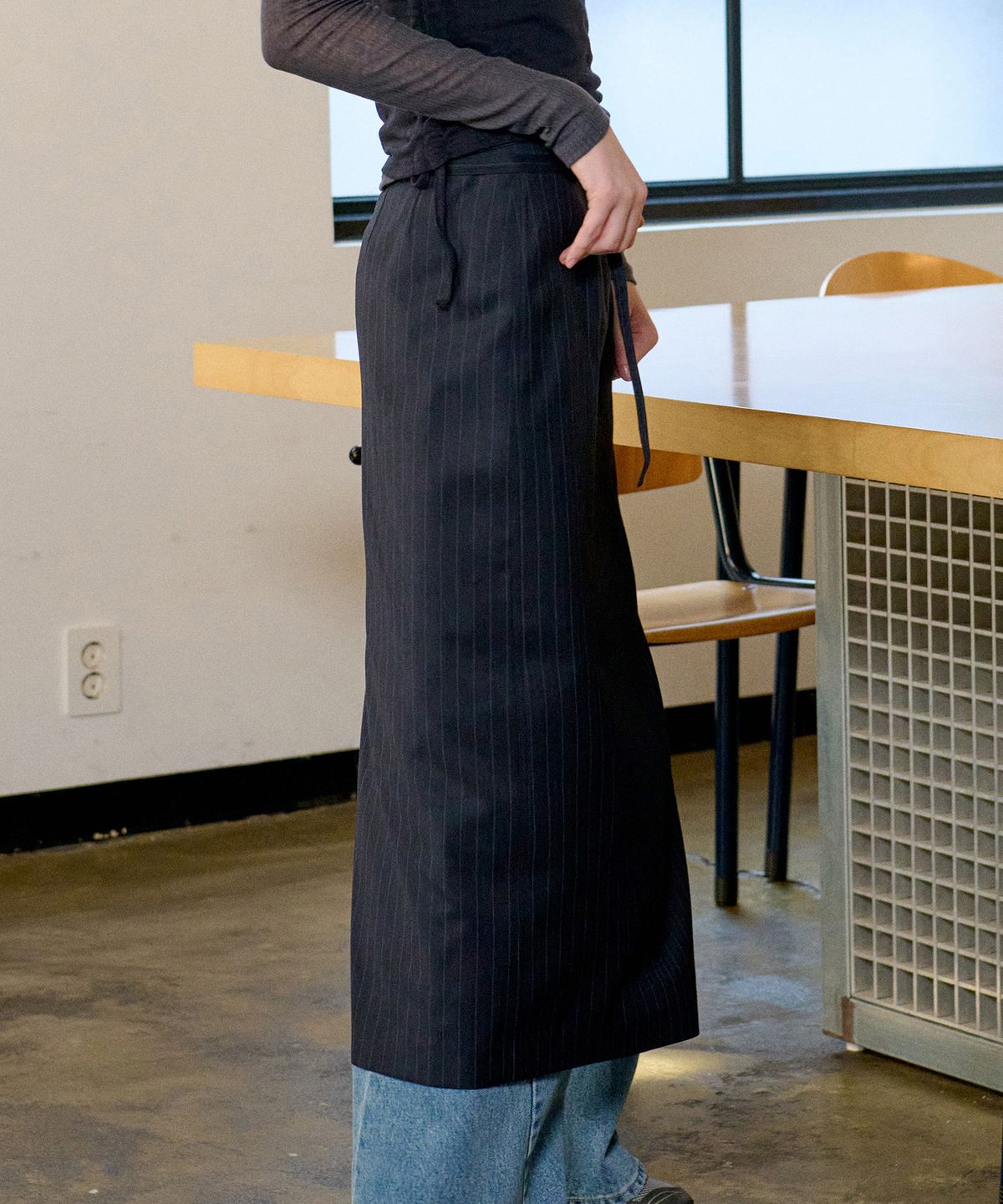 아위(AHWE) STRIPE H-LINE SKIRT_NAVY