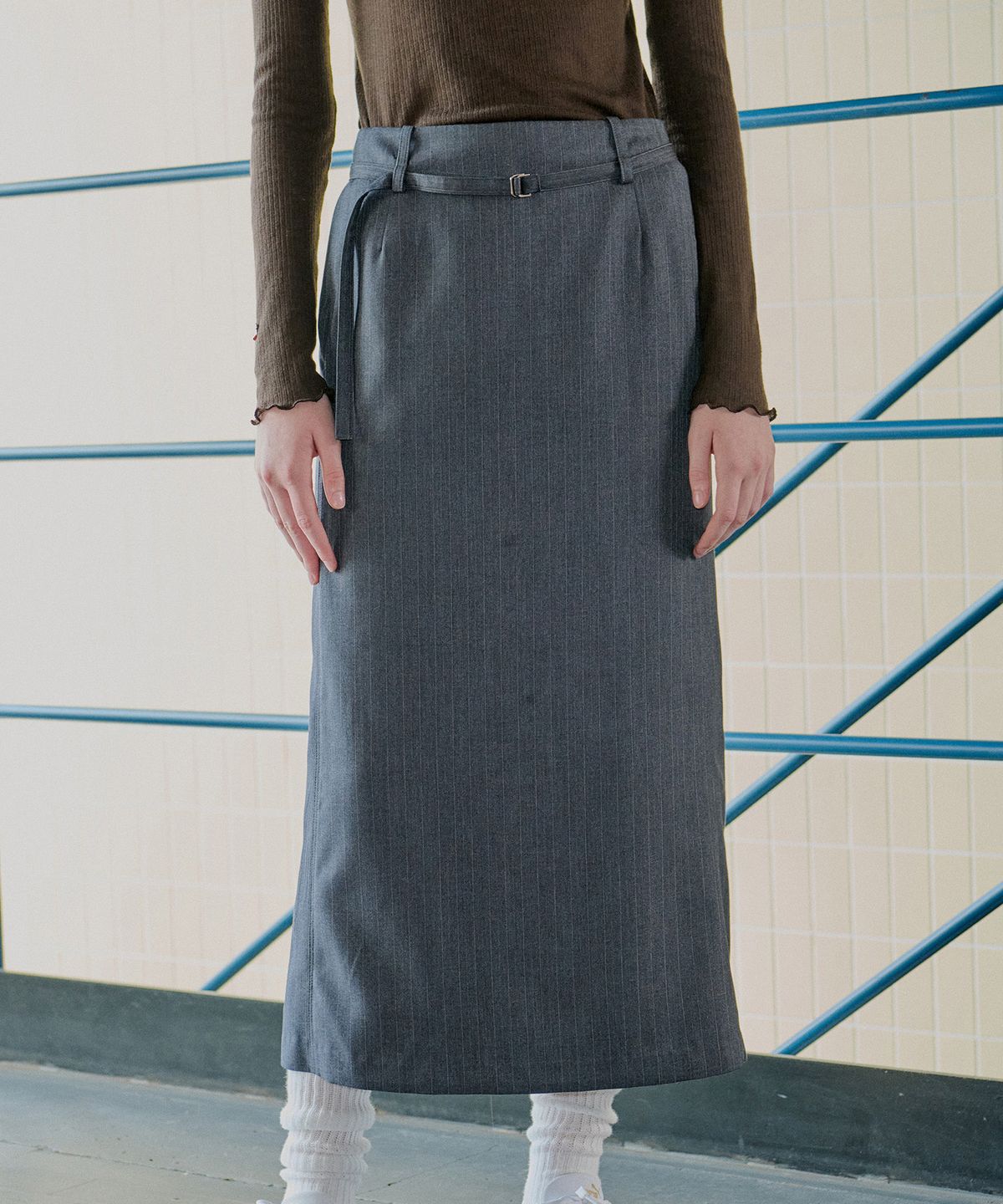 아위(AHWE) STRIPE H-LINE SKIRT_CHARCOAL