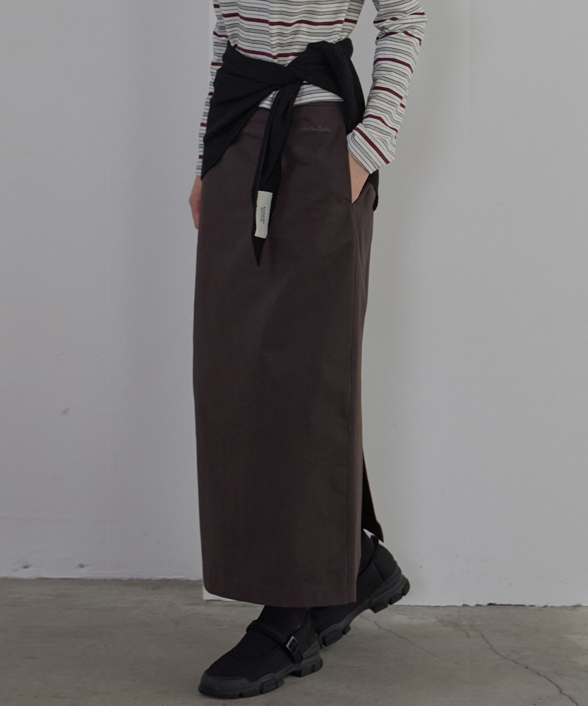 벗튼(BUT'TON) Standard Fit Long Skirt (Charcoal Brown)
