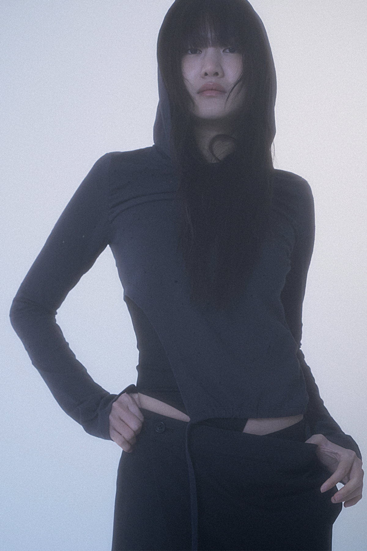 백시(BEKSI) PUNCHING SHIRRING HOODIE, CHARCOAL
