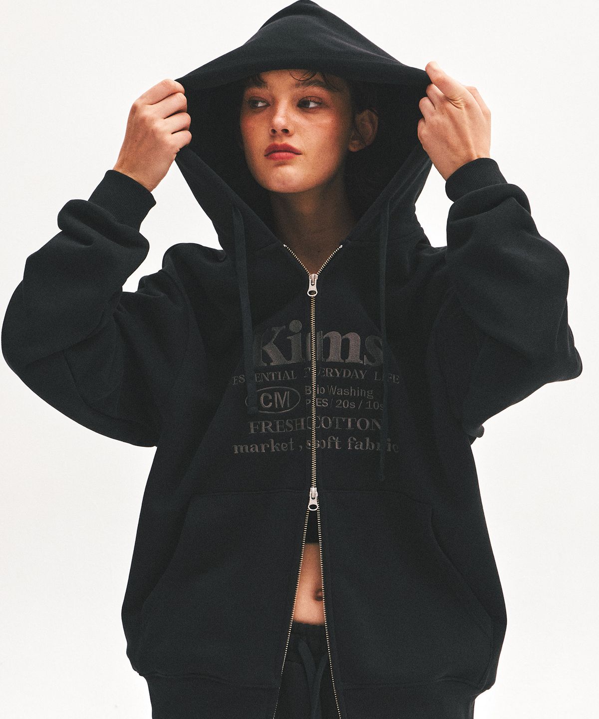 킴스 프레시 코튼 마켓(KIMS FRESH COTTON MARKET) (Unisex) Everyday Bam Logo Zip Hoodie Black