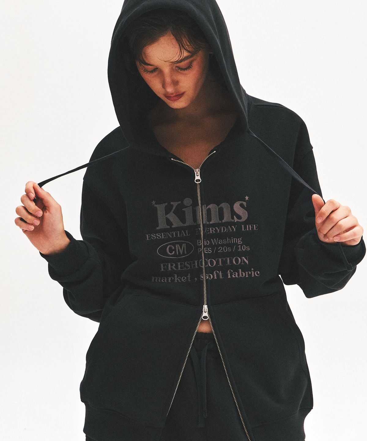 킴스 프레시 코튼 마켓(KIMS FRESH COTTON MARKET) (Unisex) Everyday Bam Logo Zip Hoodie Black