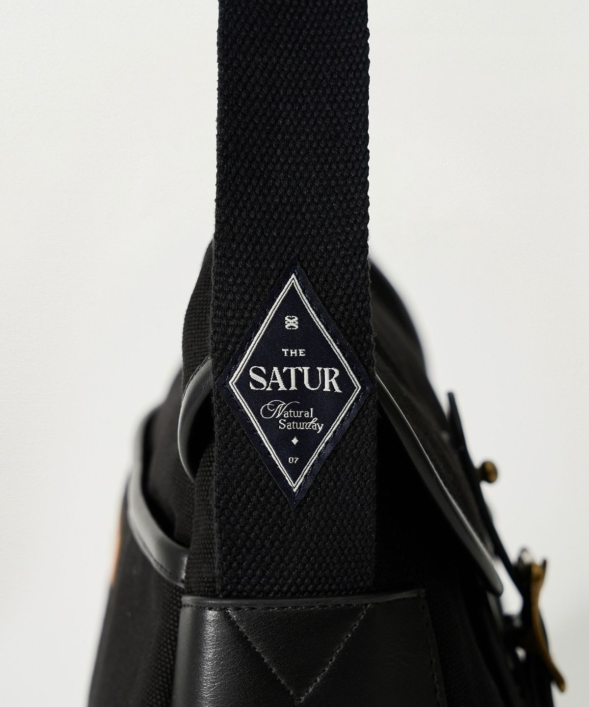 세터(SATUR) 클래식 캔버스 숄더 백 블랙