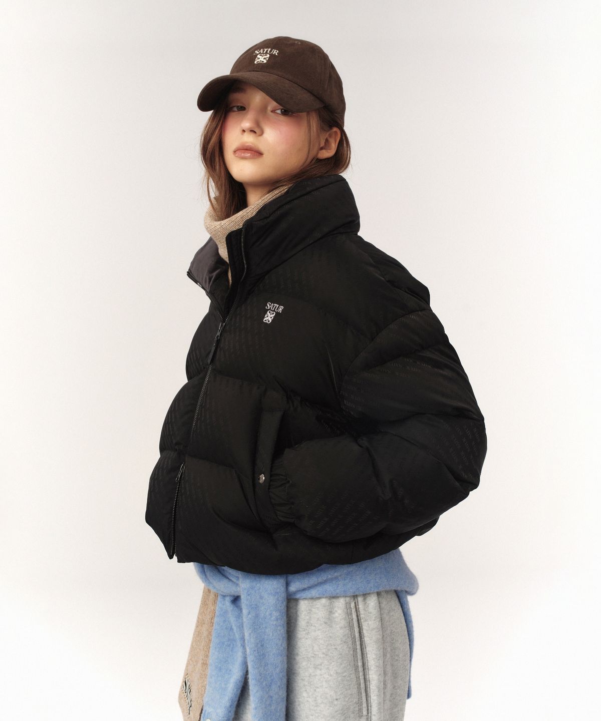 세터(SATUR) (W) 로렌 자카드 크롭 덕 다운 패딩 블랙
