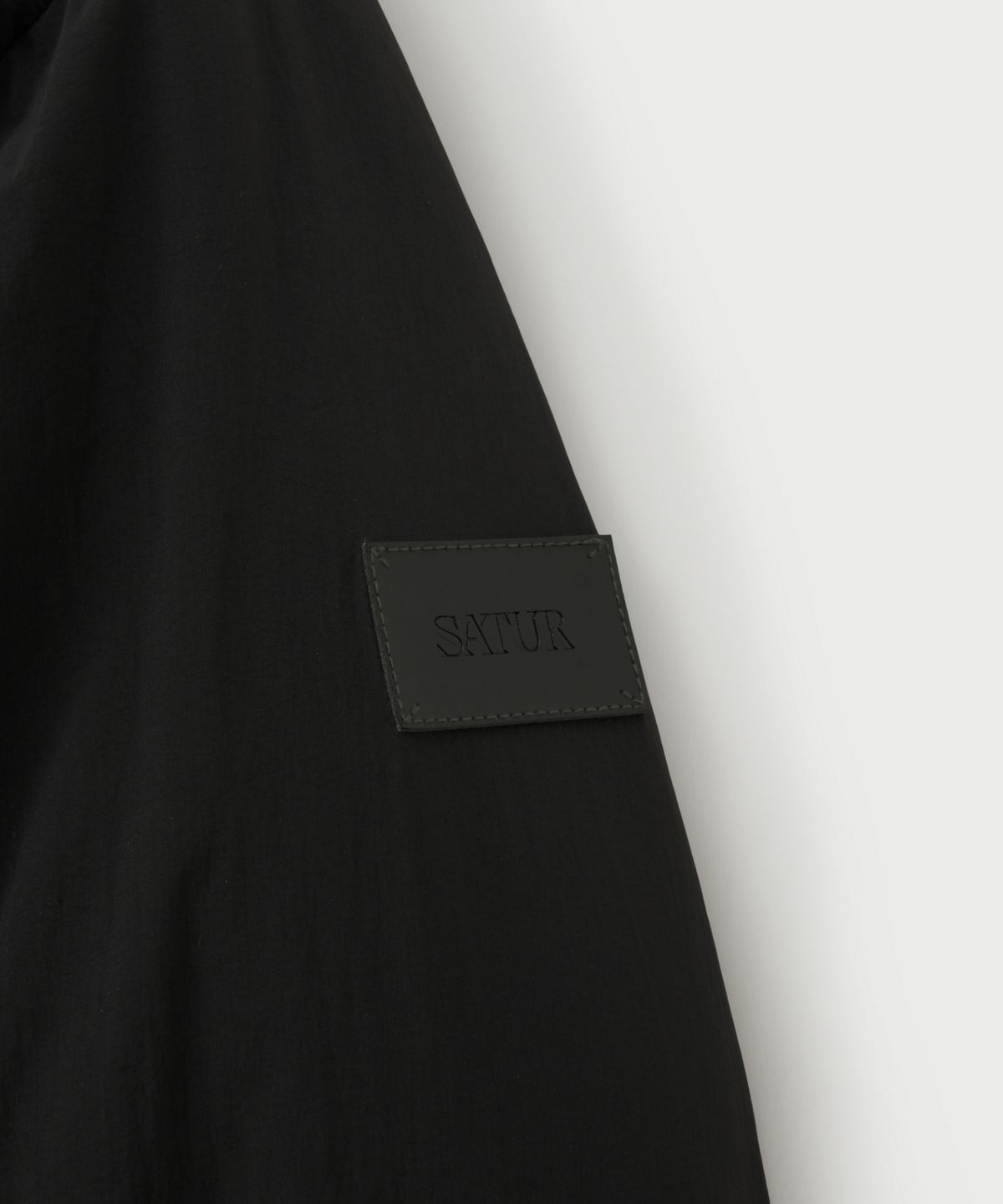 세터(SATUR) (W) 오르타 나일론 2-Way 칼라 덕 다운 패딩 블랙