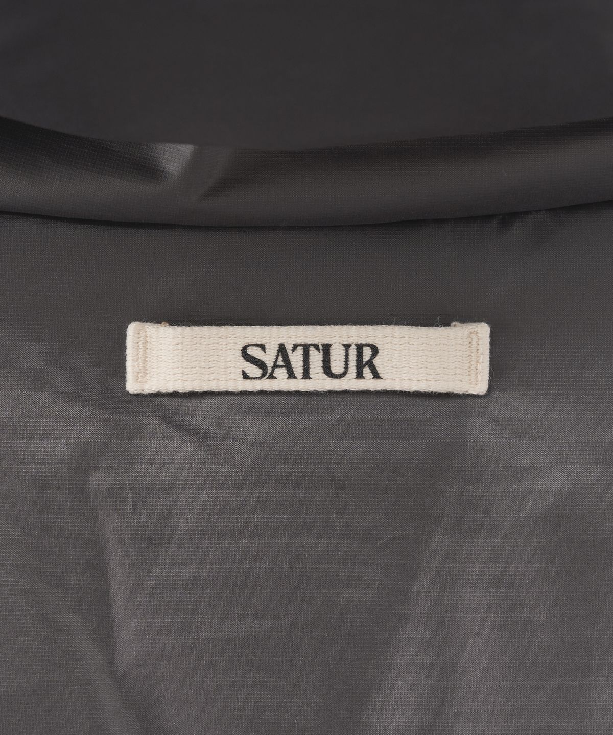 세터(SATUR) 후디드 푸퍼 덕 다운 패딩 차콜