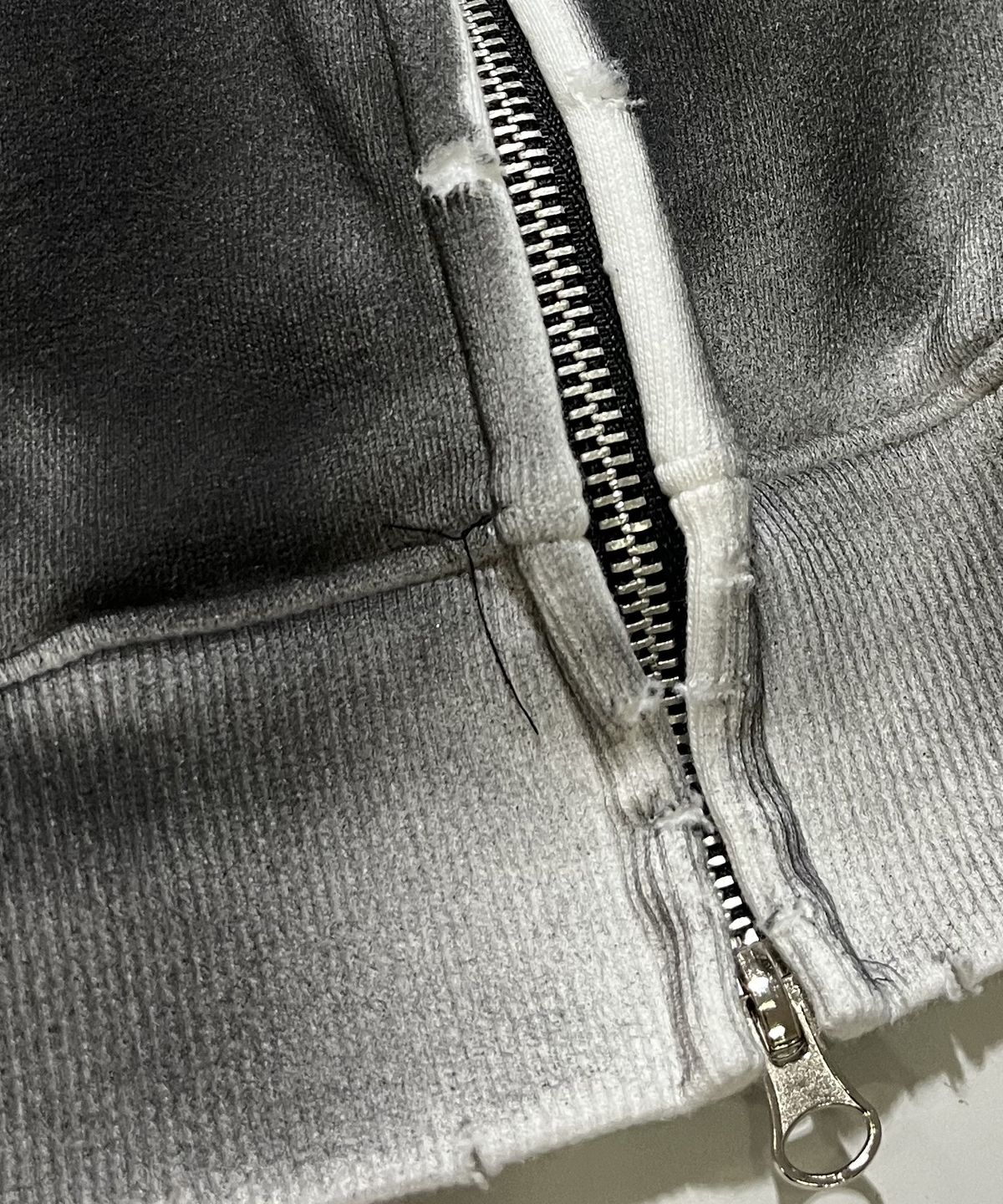 스케이터락(SK8ER ROCK) Cross-Stitch Grunge Hood Zip-Up ((off white))