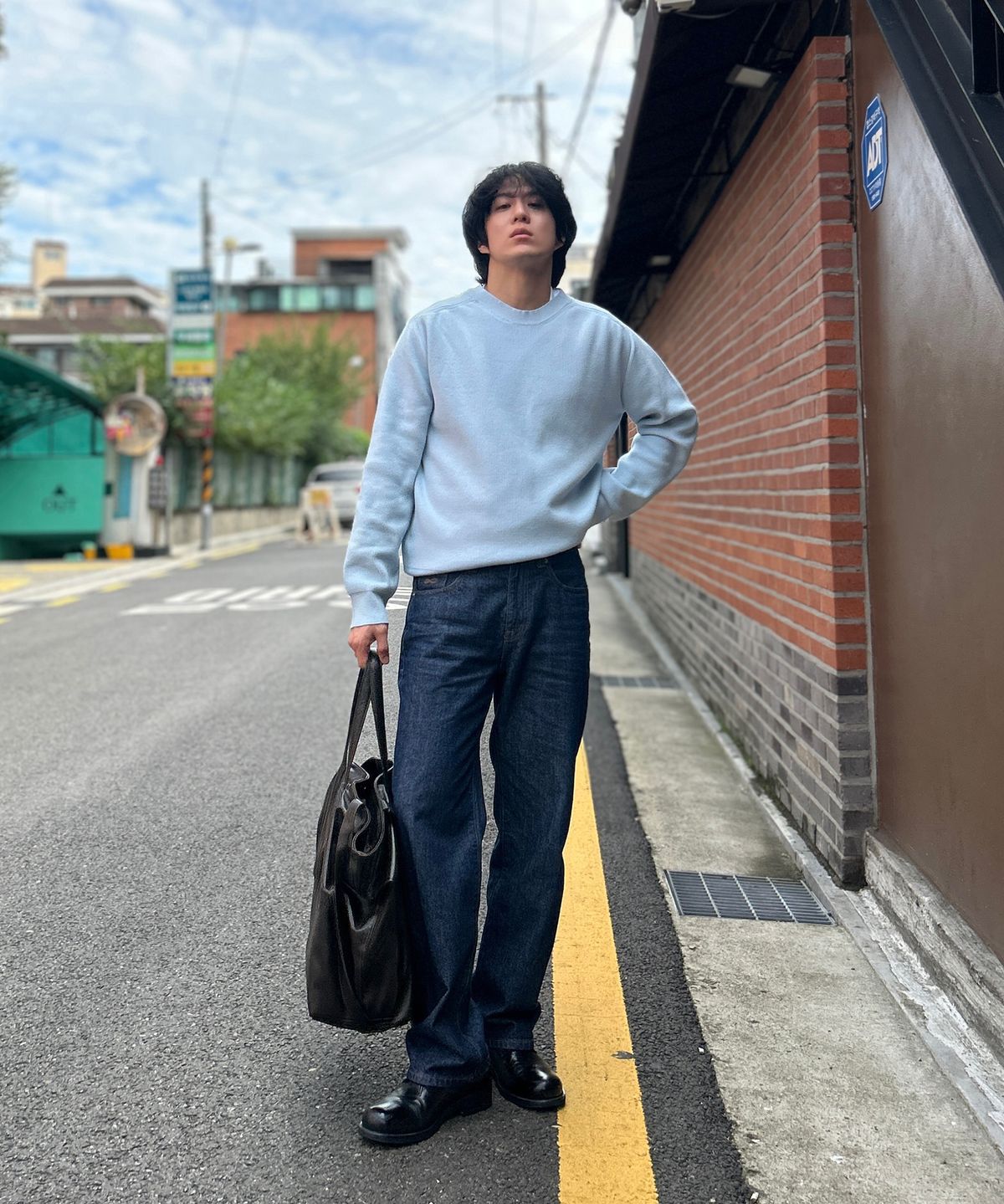 커즈넬로(CUZNELLO) 소프트 새들 크루넥 니트_스카이