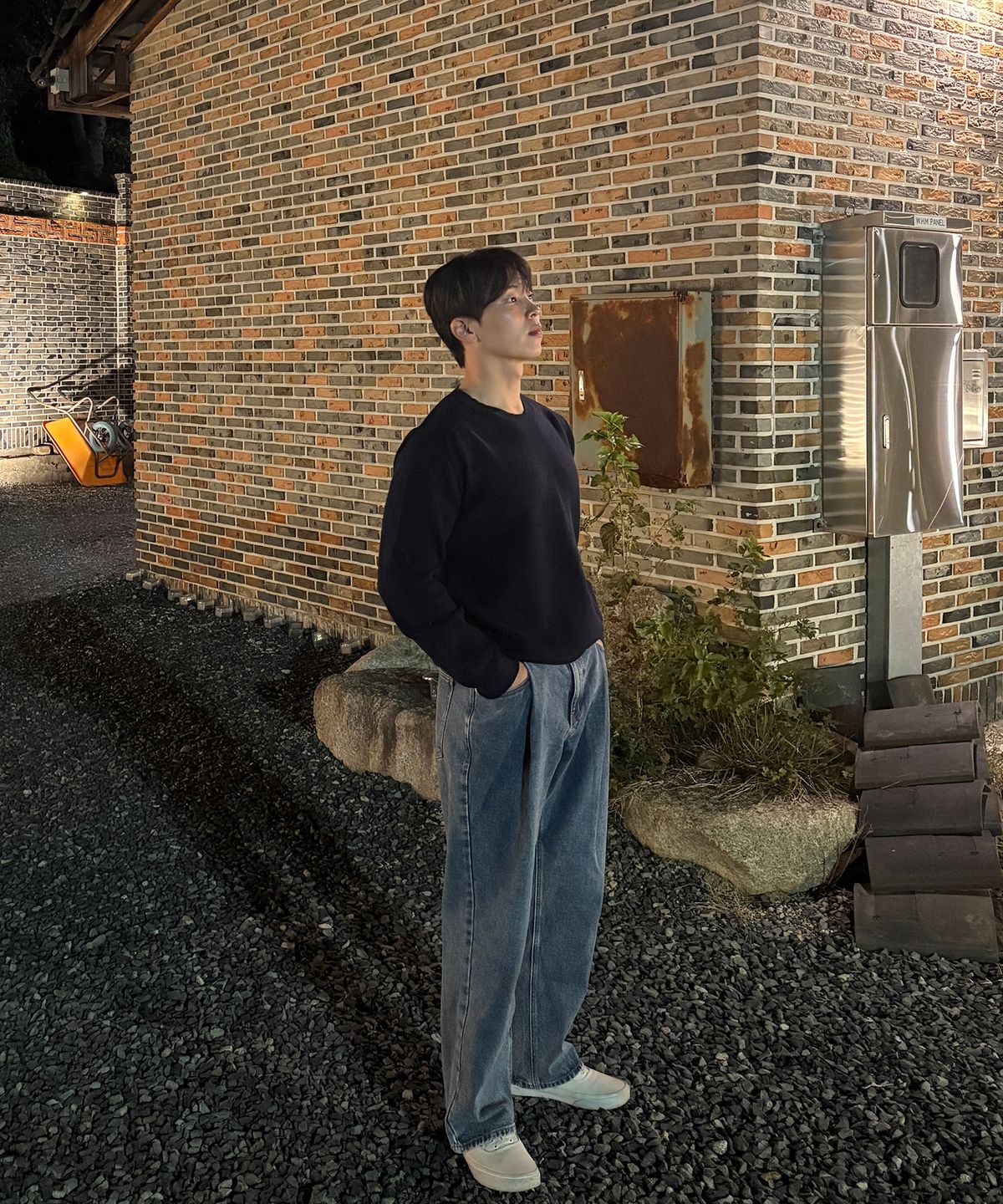 커즈넬로(CUZNELLO) 소프트 새들 크루넥 니트_블랙