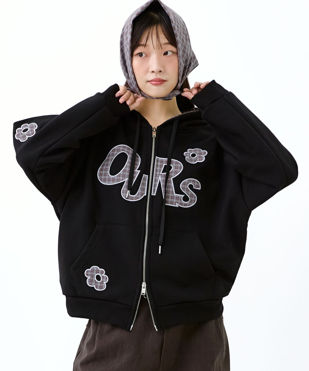 아워세이아워(OURSAYSOUR) OURS 체크 플라워 아플리케 후드집업 블랙