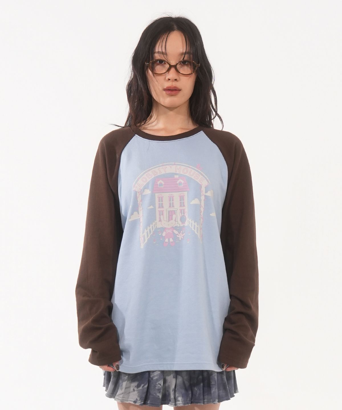 판영(FANYOUNG) 러빗 하우스 라그란 티 블루 브라운