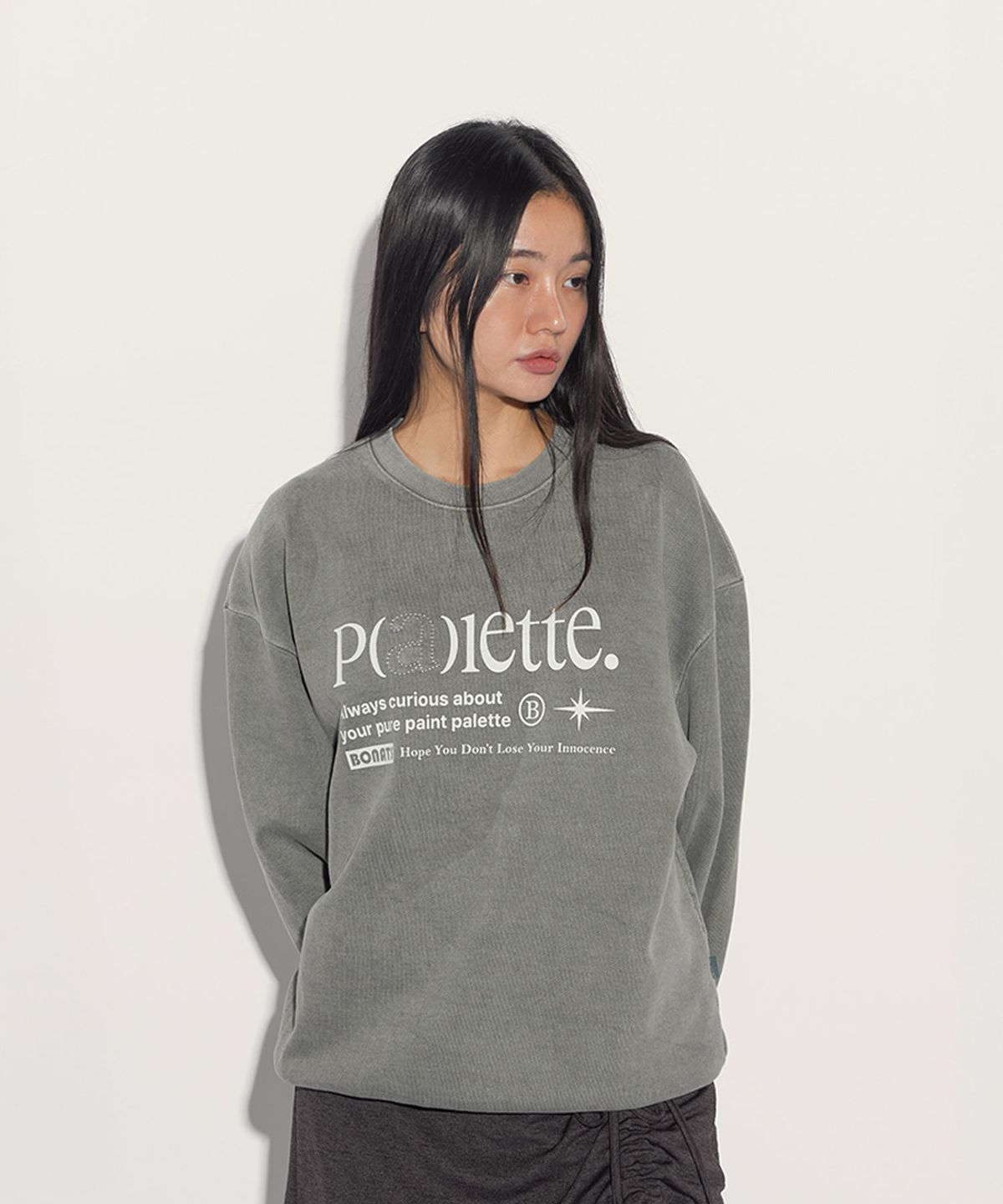 보나츠 팔레트(BONATSPALETTE) BP 레터링 피그먼트 스웻셔츠_KHAKI