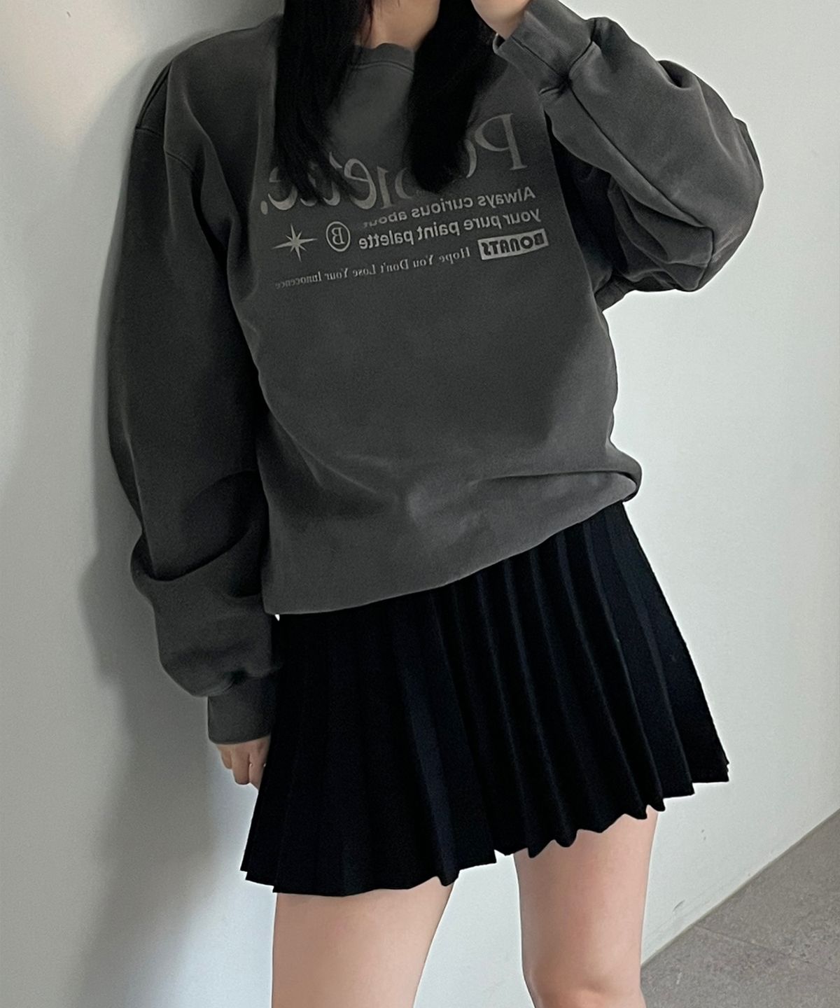 보나츠 팔레트(BONATSPALETTE) BP 레터링 피그먼트 스웻셔츠_CHARCOAL