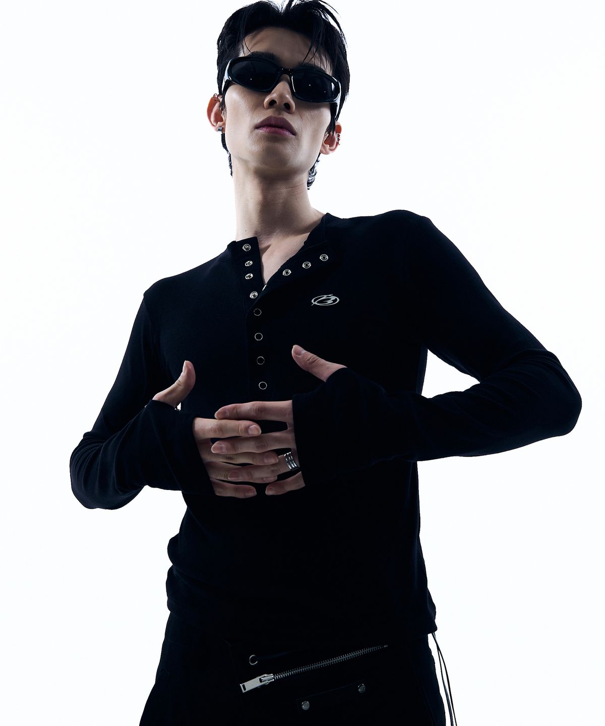 모어댄블랙(MORE THAN BLACK) LOGO ROUND SNAP WARMER SLEEVE