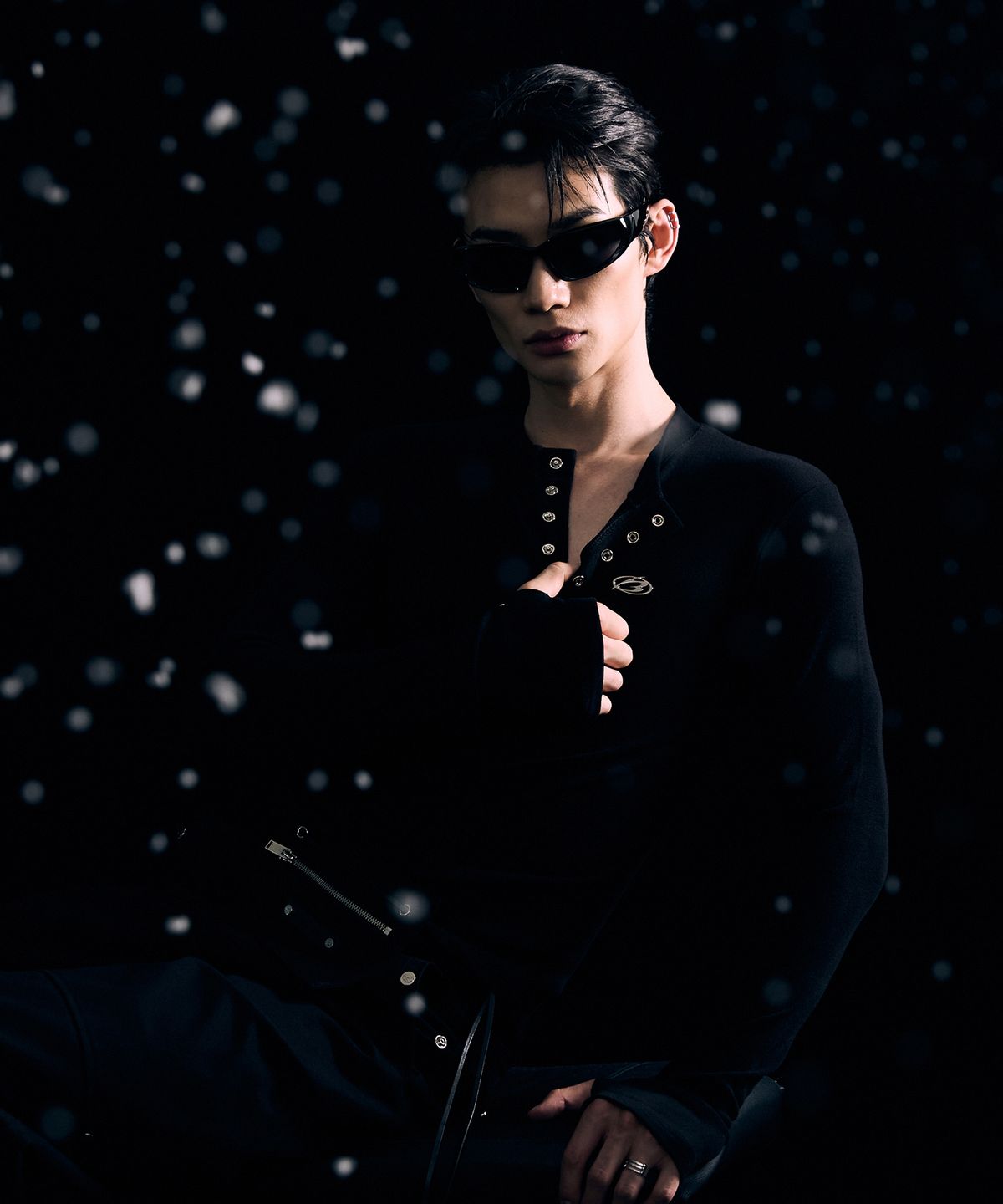 모어댄블랙(MORE THAN BLACK) LOGO ROUND SNAP WARMER SLEEVE