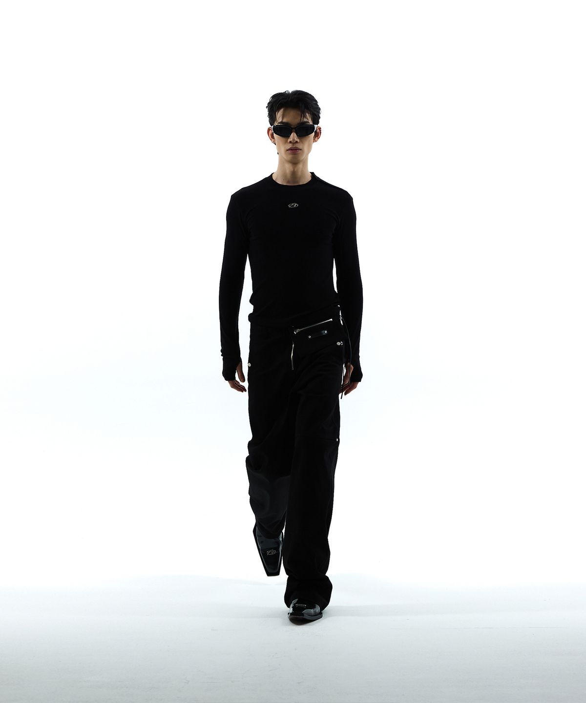 모어댄블랙(MORE THAN BLACK) LOGO SIDE SNAP WARMER SLEEVE