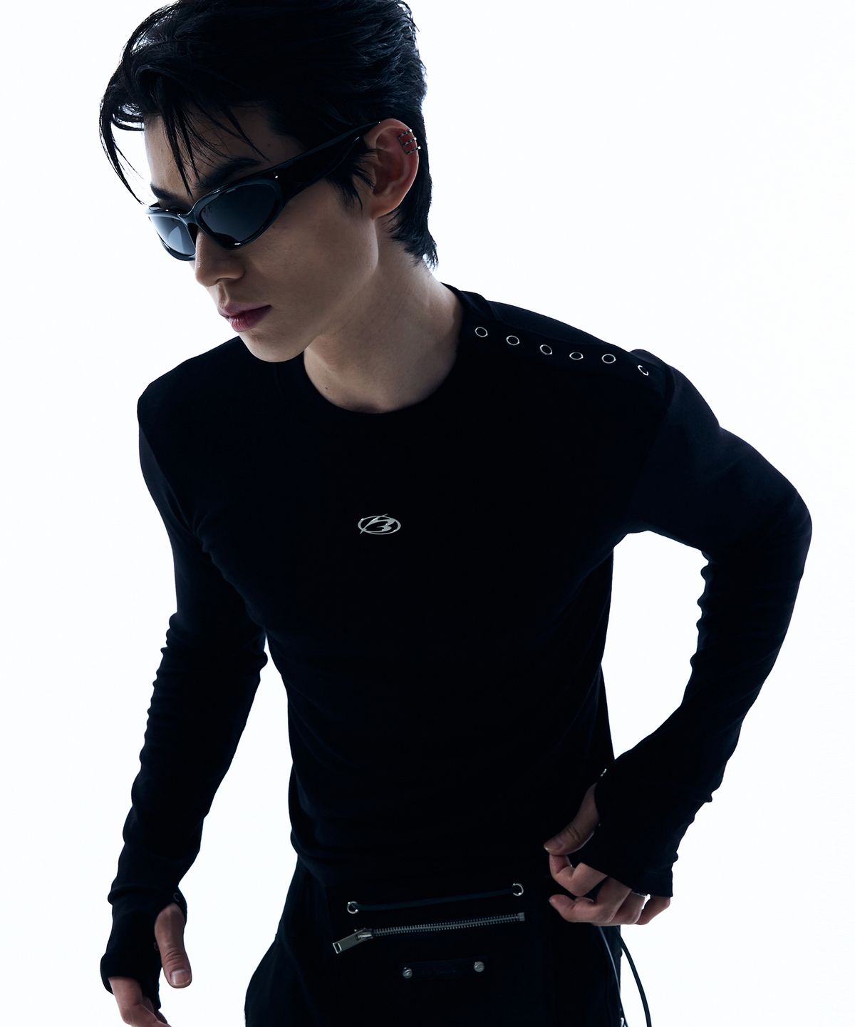 모어댄블랙(MORE THAN BLACK) LOGO SIDE SNAP WARMER SLEEVE