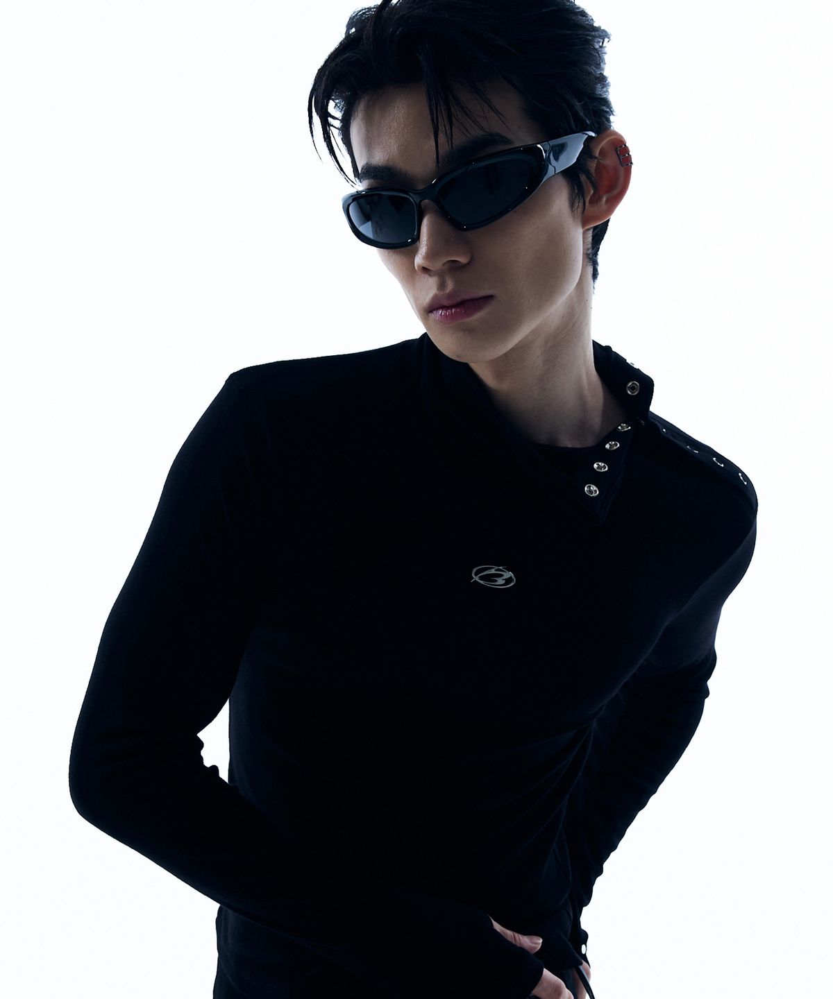 모어댄블랙(MORE THAN BLACK) LOGO POLA SNAP WARMER SLEEVE