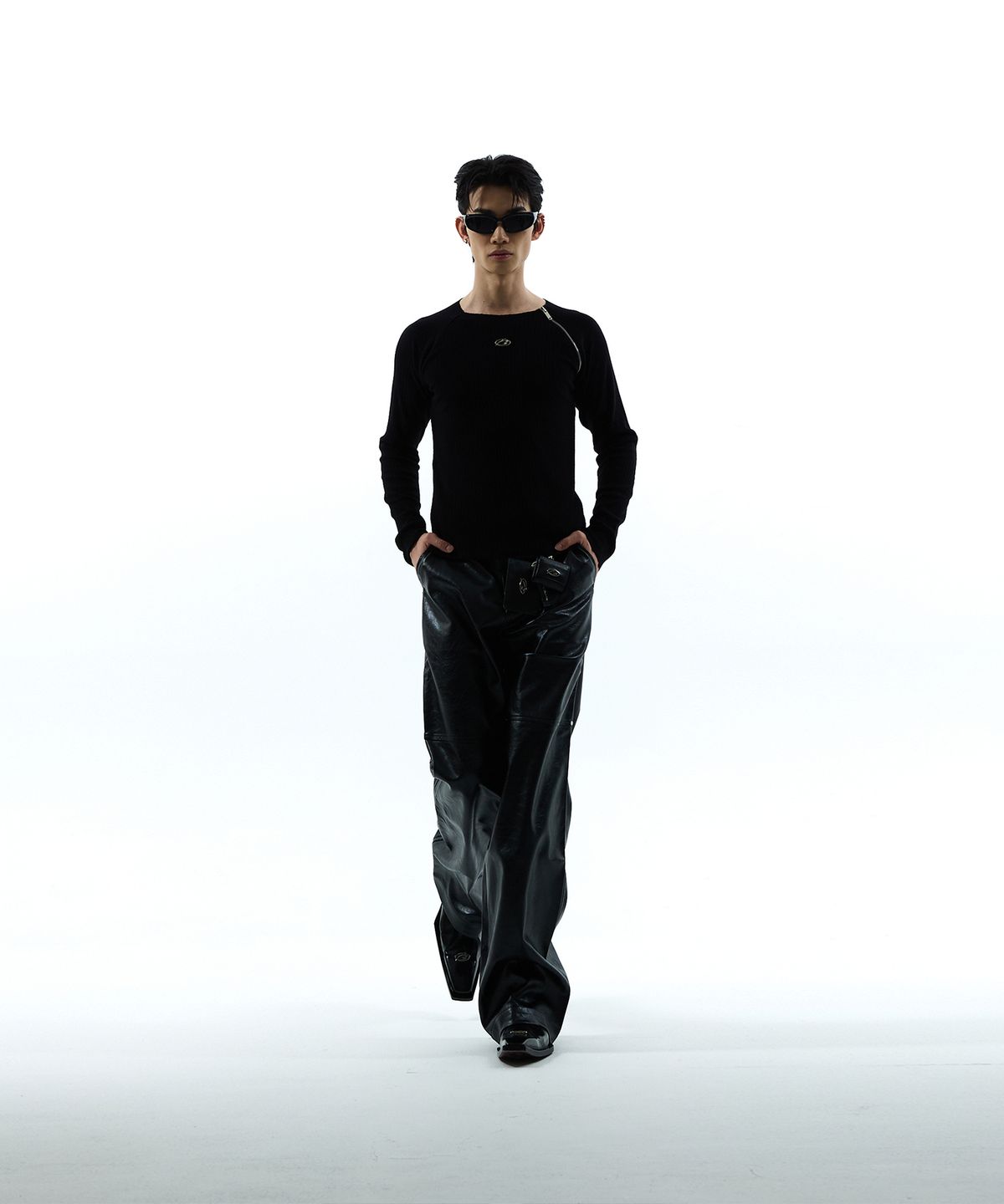 모어댄블랙(MORE THAN BLACK) LOGO ONE SIDE ZIP UP KNIT